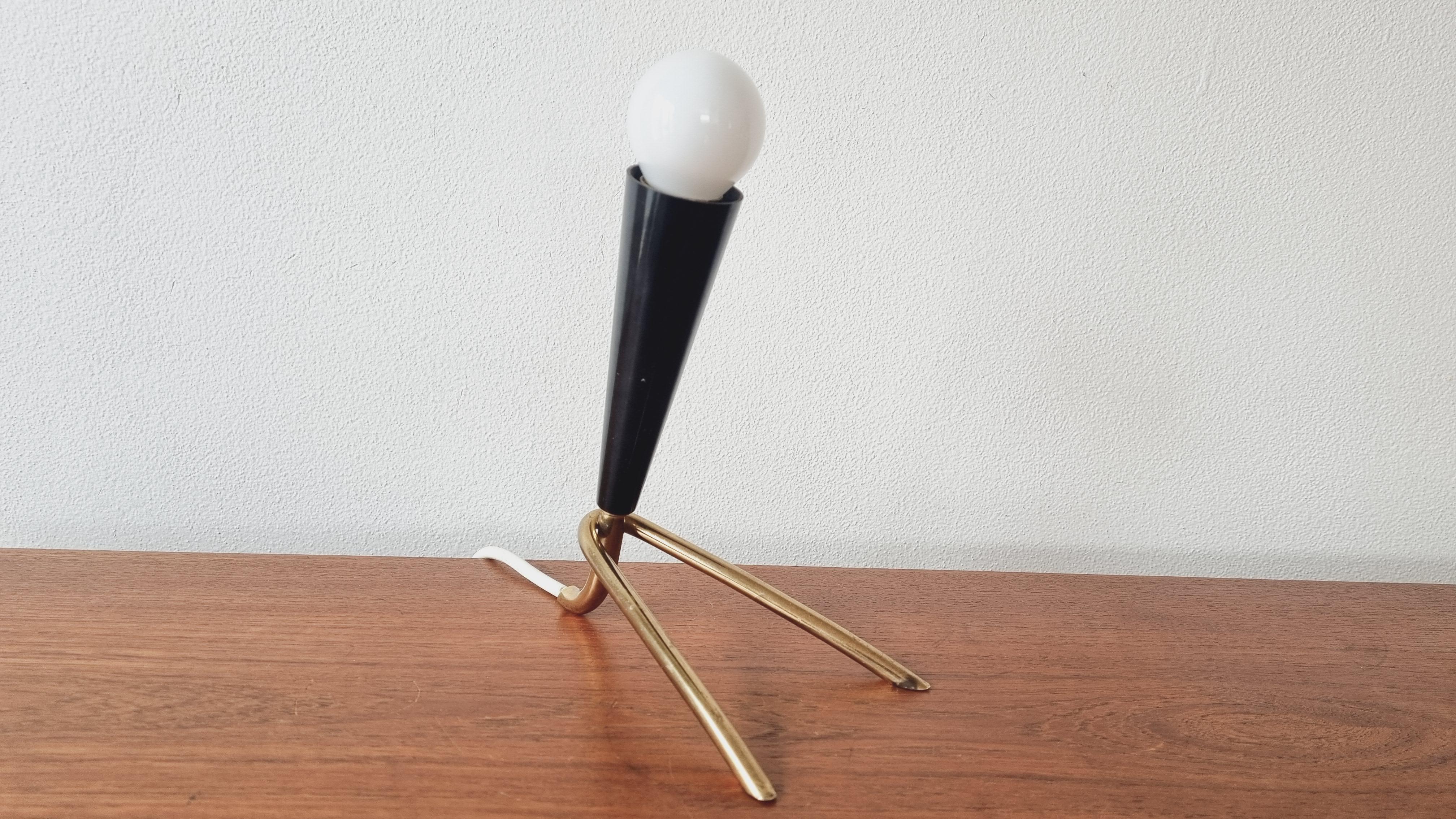 Seltene Tisch-Dreibein-Lampe im Stil von Stilnovo, Italien, 1960er Jahre im Angebot 7