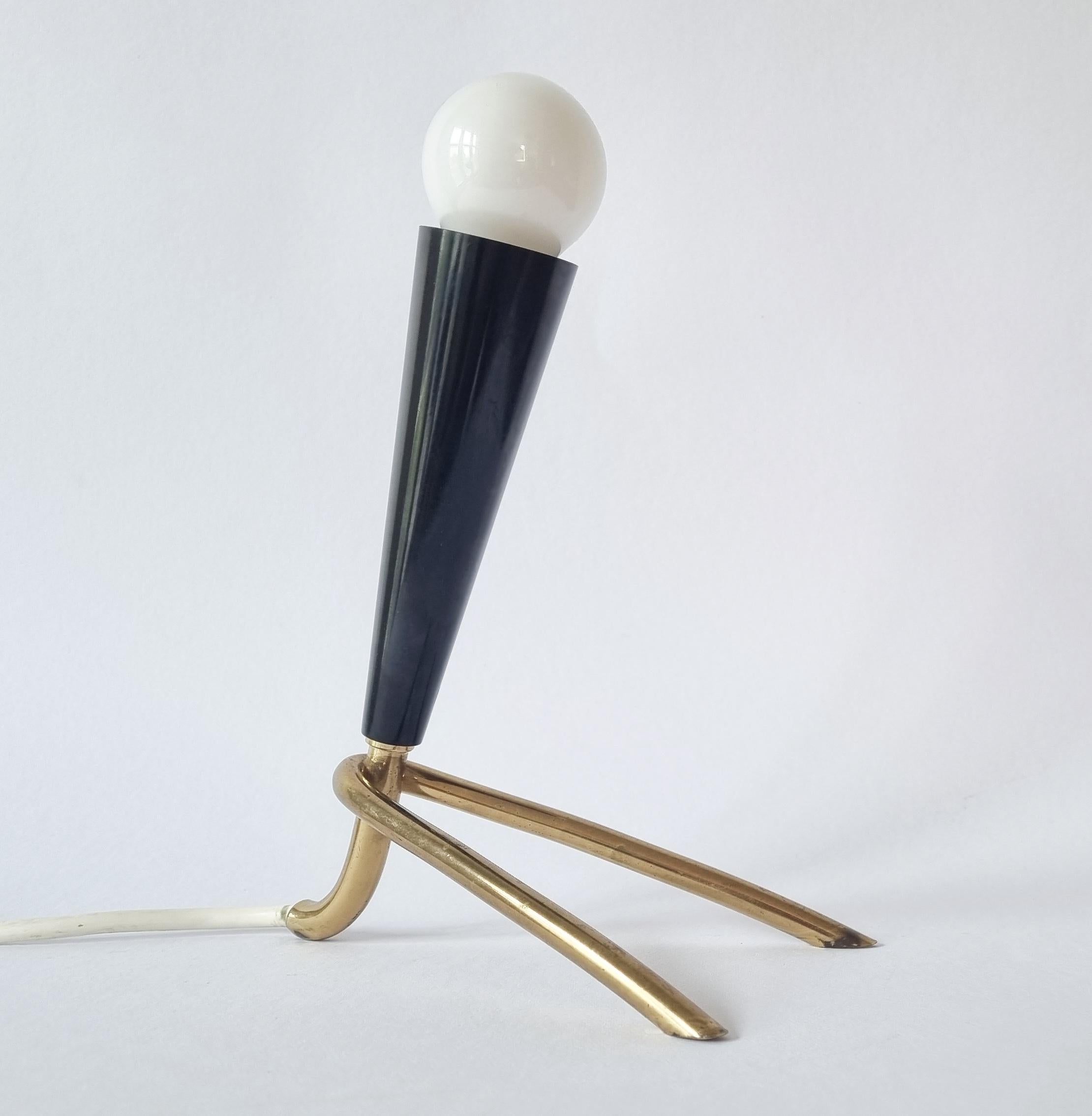 Seltene Tisch-Dreibein-Lampe im Stil von Stilnovo, Italien, 1960er Jahre (Italienisch) im Angebot