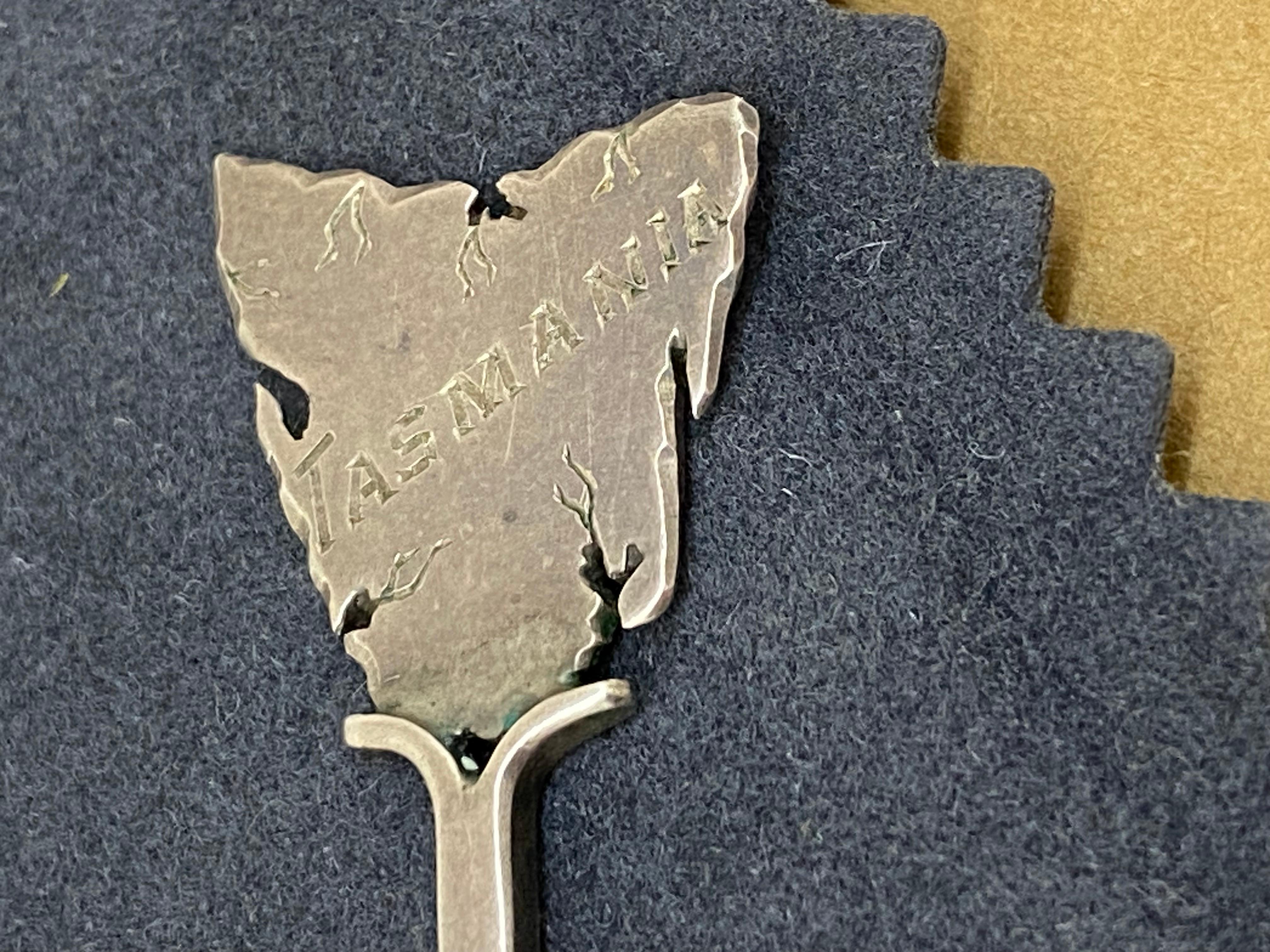 Questo pezzo molto raro e importante di Australiana
è un cucchiaio da souvenir in argento sterling. 
da Taylor & Sharp di Hobart & 
un oggetto da collezione 

L'estremità della maniglia rappresenta la Tasmania, 
timbrata e firmata 