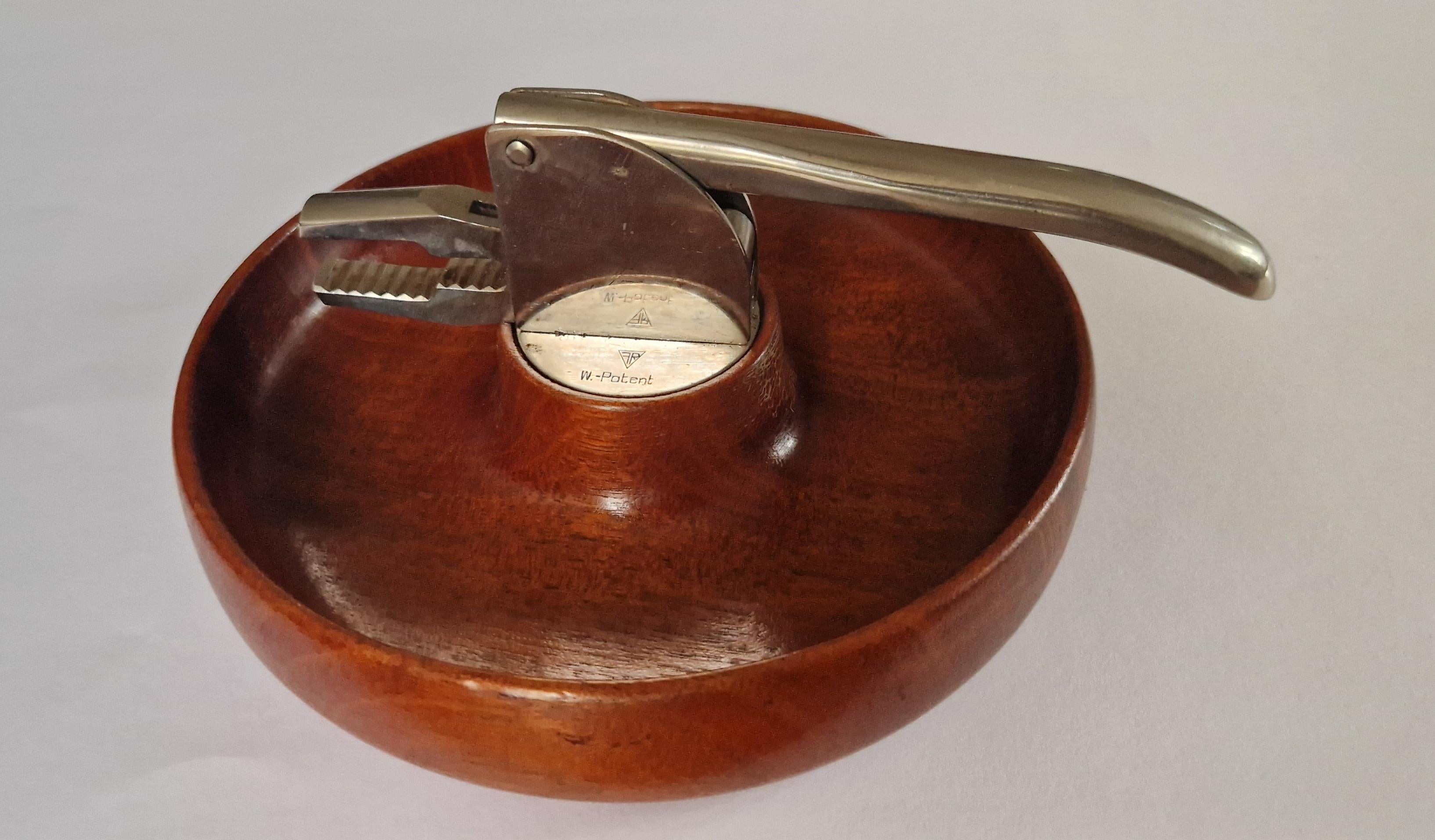 Rarísimo Cascanueces de mesa de teca y cromo con cuenco, Dinamarca, años 60 Moderno de mediados de siglo en venta