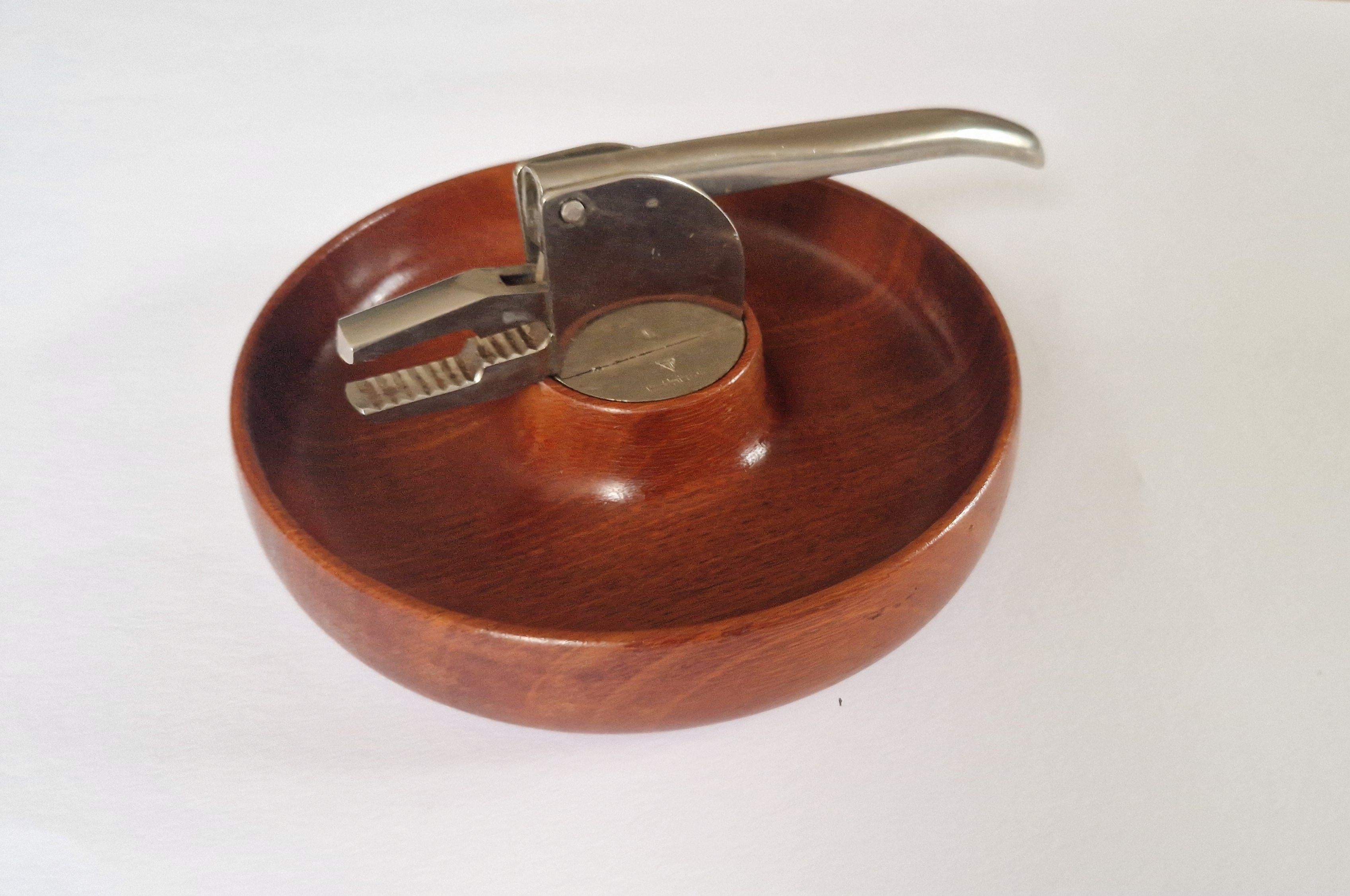 Rarísimo Cascanueces de mesa de teca y cromo con cuenco, Dinamarca, años 60 en venta 1