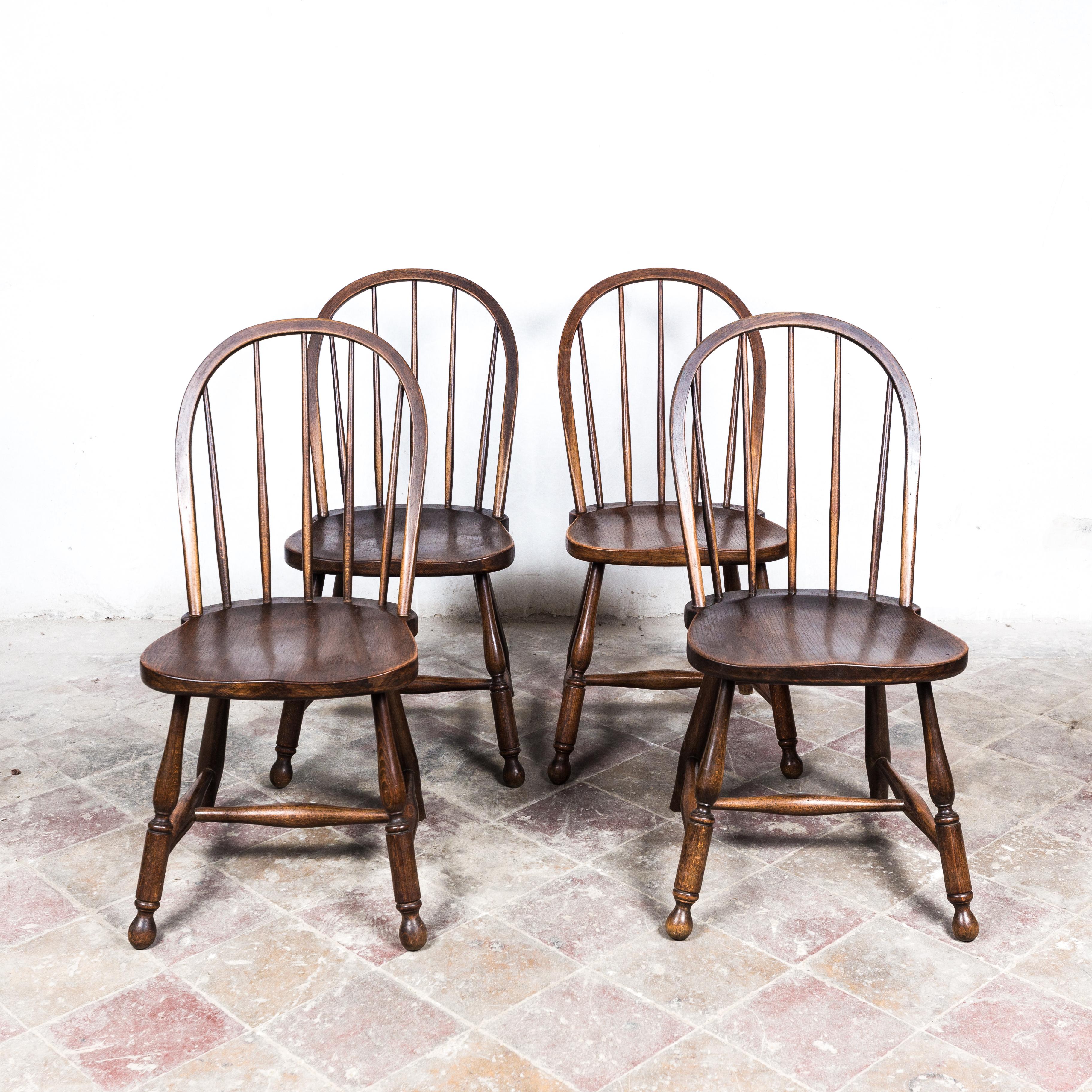 Ensemble de chaises extrêmement rare conçu par Josef Frank. Ce type de chaises a été utilisé par Adolf Loos pour la cuisine de la célèbre Villa Müller à Prague. Bois de hêtre massif teinté pour imiter la mahagonie. En très bon état d'origine. Avec