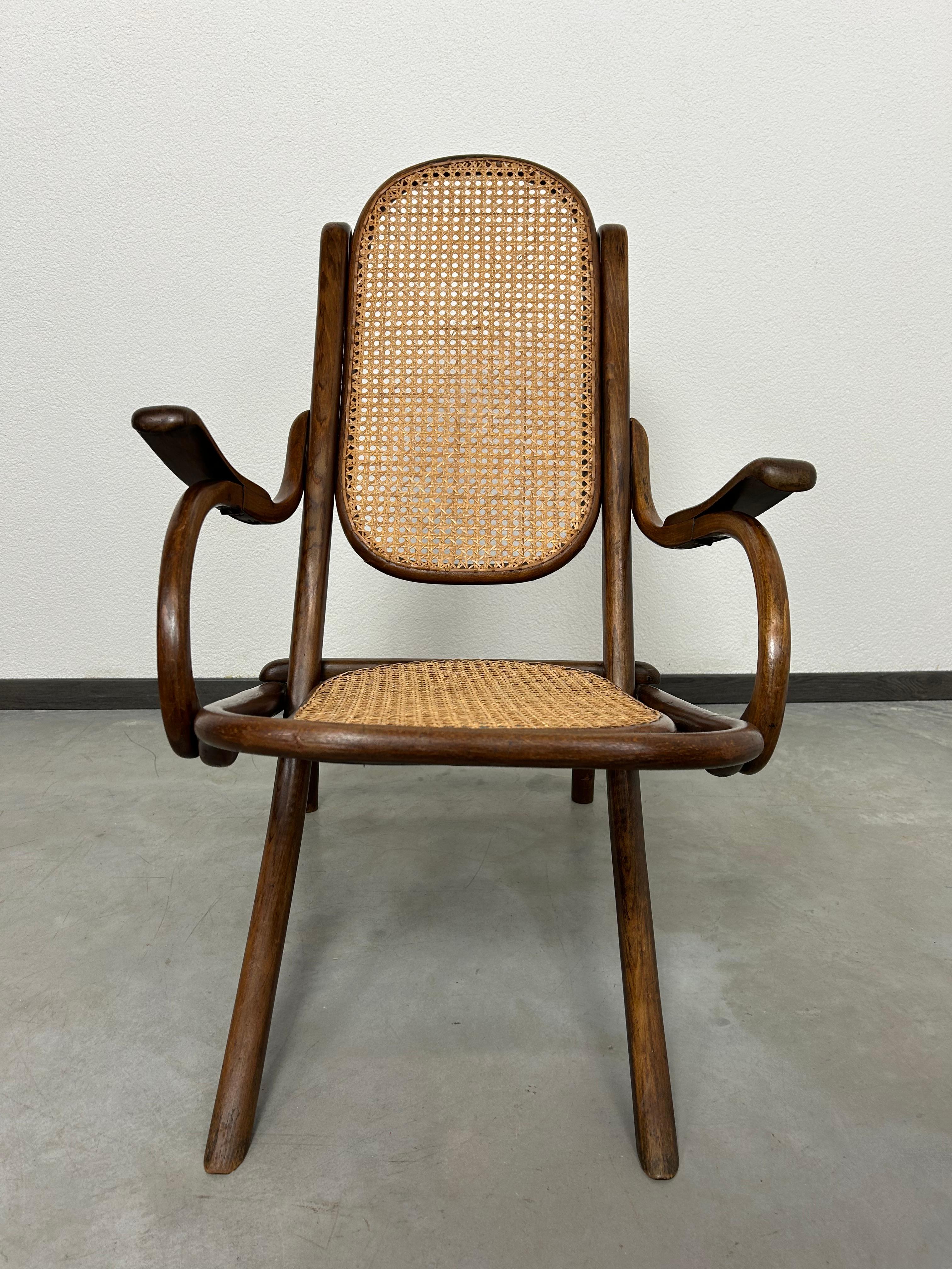 Très rare fauteuil Thonet nr.6331 en très bon état oirignal avec des signes d'utilisation.