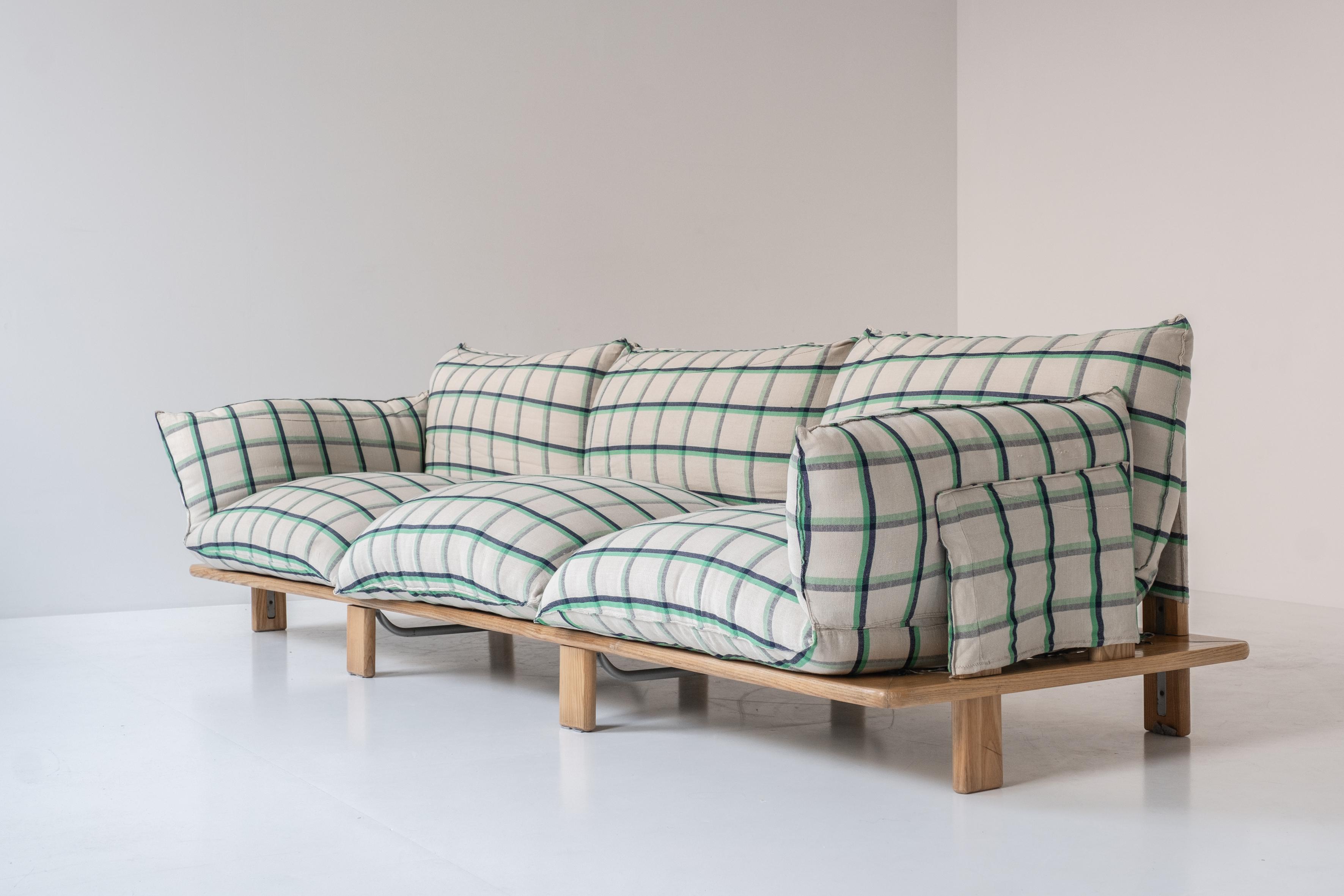 Very rare three seater sofa by Giovanni Offredi for Saporiti, Italy 1970s. For Sale 5