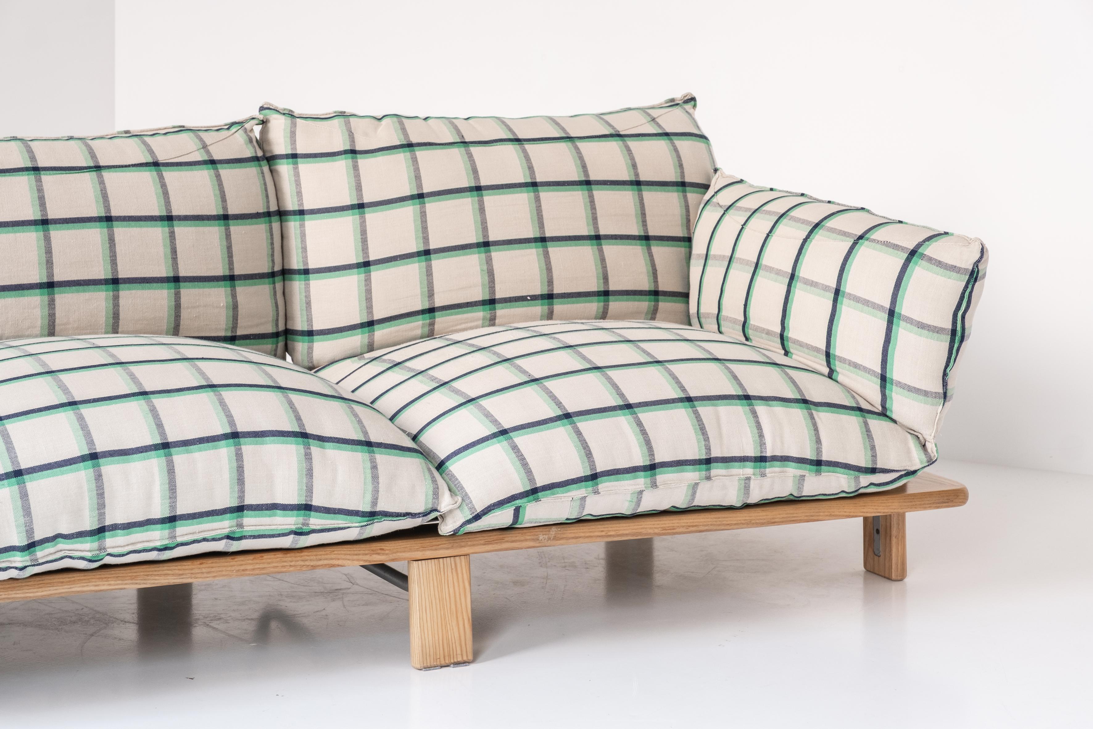 Sehr seltenes dreisitziges Sofa von Giovanni Offredi für Saportiti, Italien 1970er Jahre. (Stoff) im Angebot
