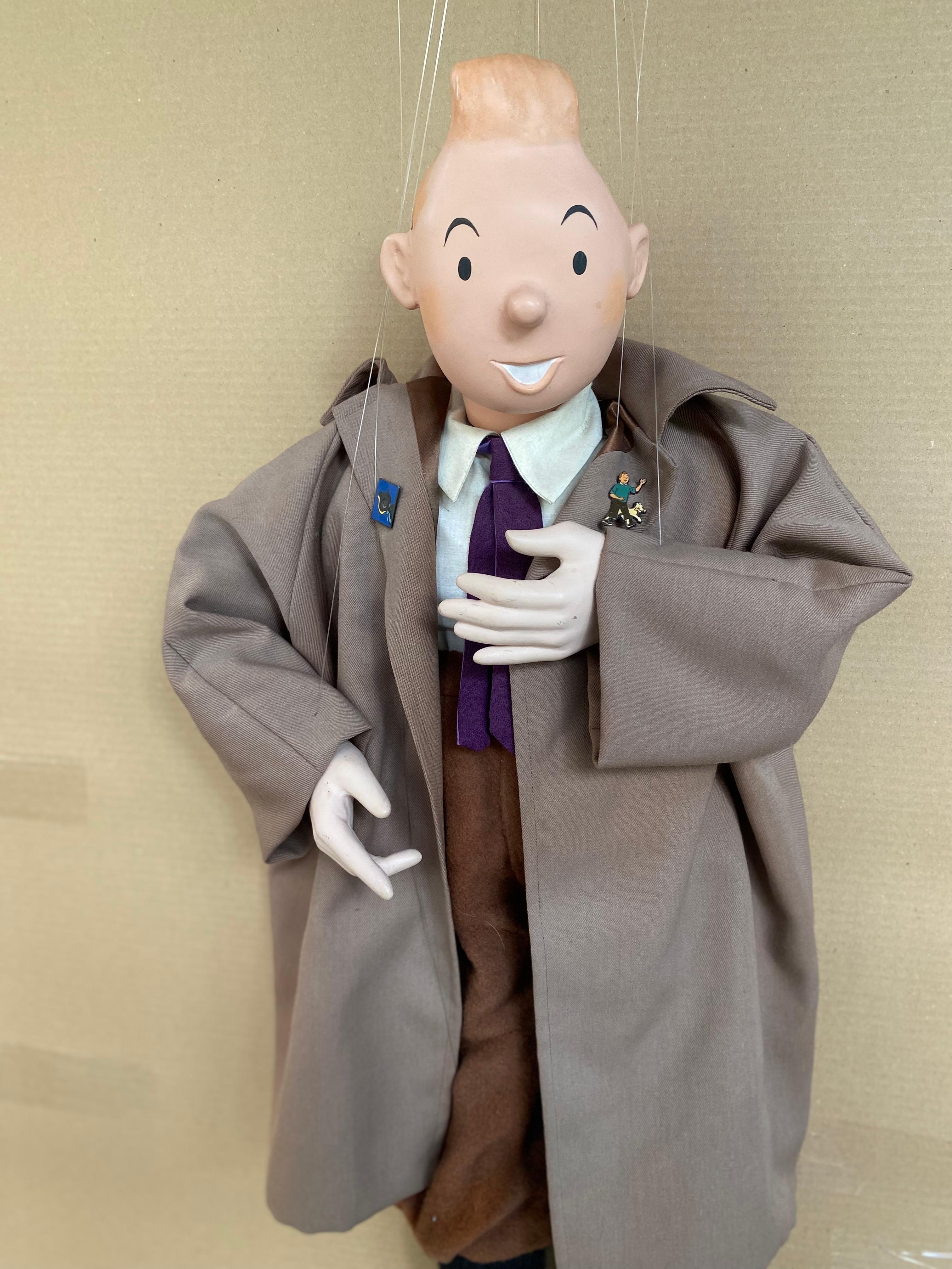 Very rare Tintin puppet 
HERGÉ, Georges Remi dit (1907-1983)
Large Tintin puppet, La Maison Rose, Leblon-Delienne, Tintin imperméable (1986), 
Dimensions: h80 x w36 x d5 cm 
Wool / leather / resin
Very good condition, 300 pieces, 
signed on