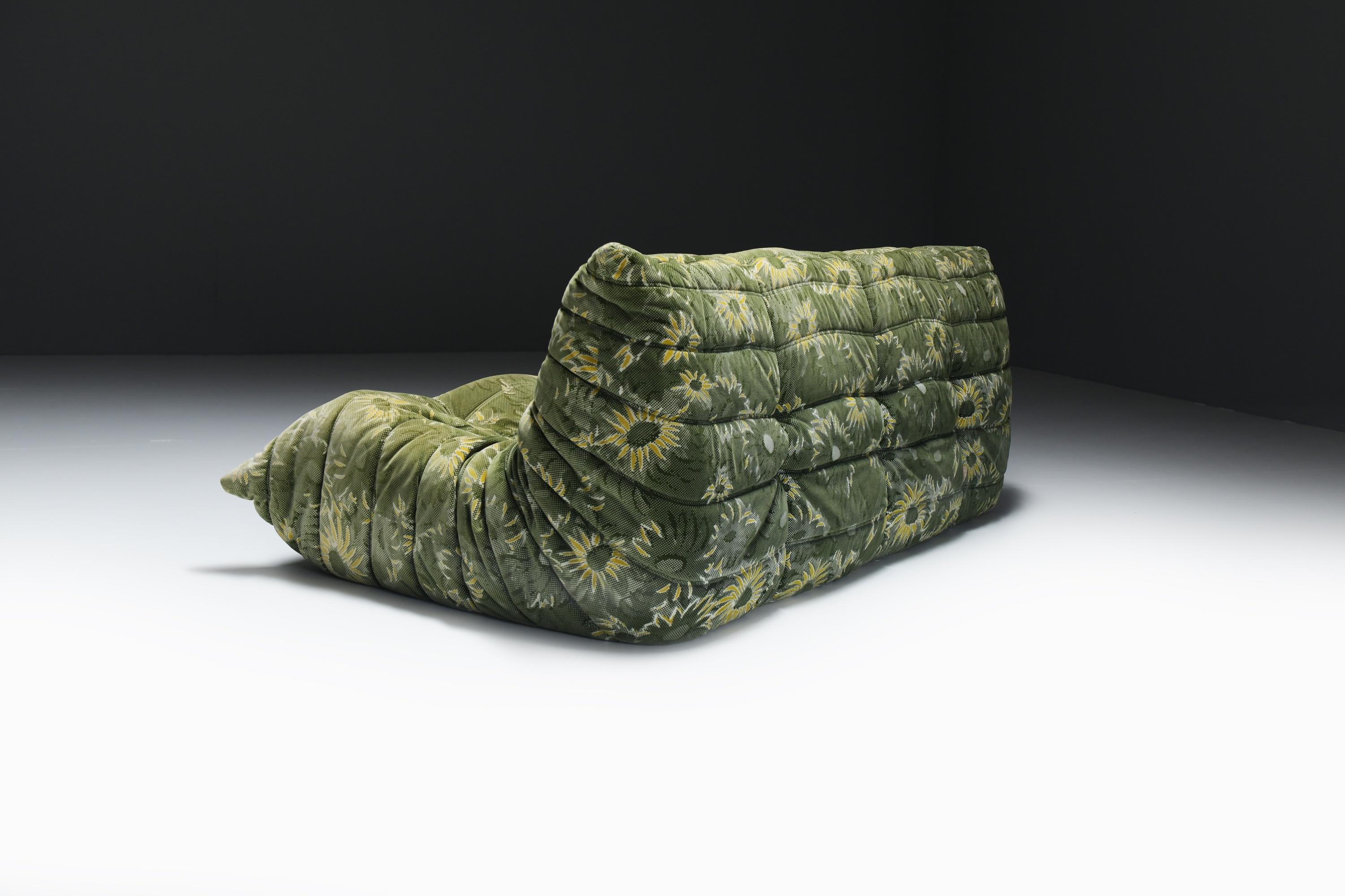 Very rare Togo in its original fabric by Michel Ducaroy for Ligne Roset France. 3