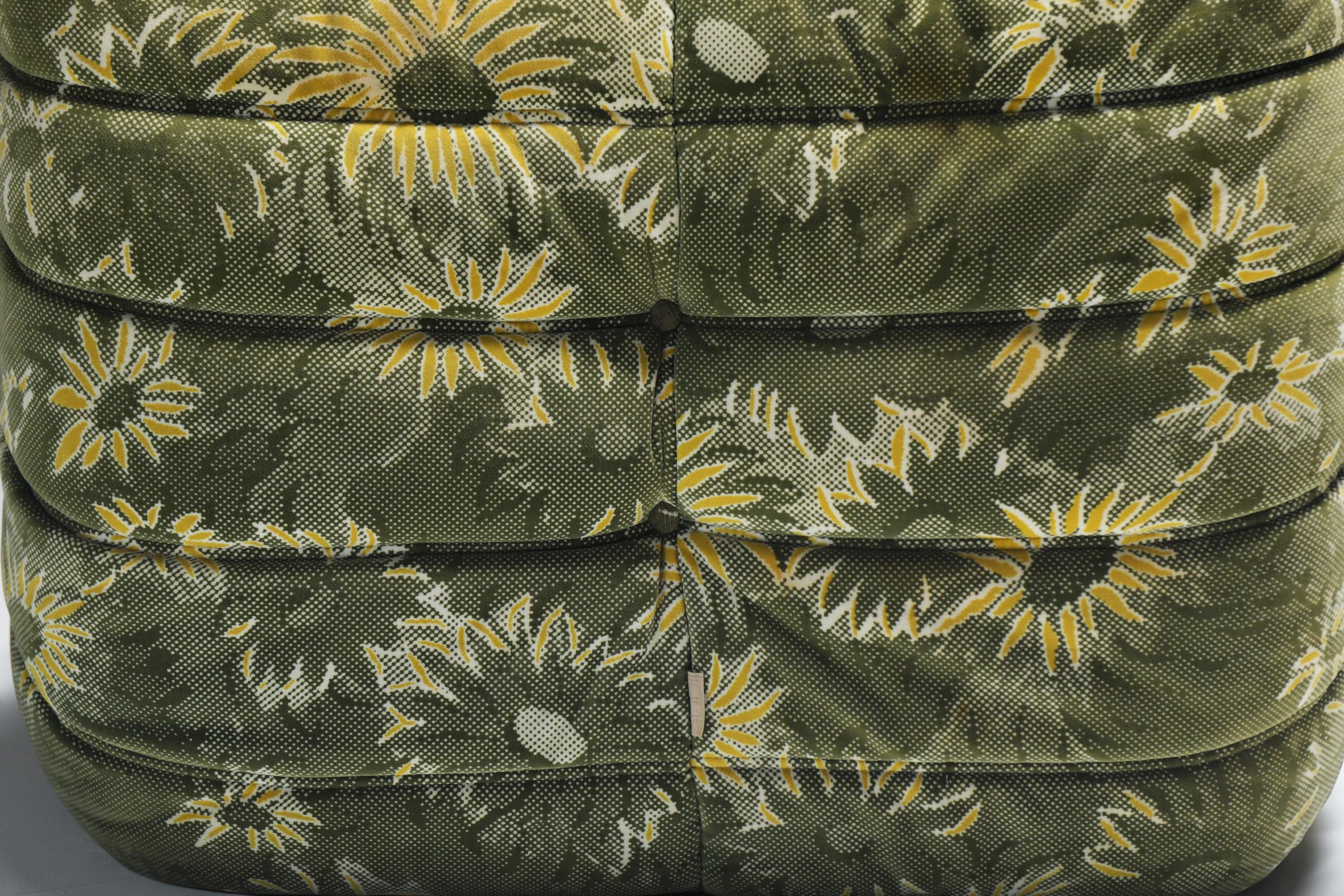 Very rare Togo in its original fabric by Michel Ducaroy for Ligne Roset France. 5