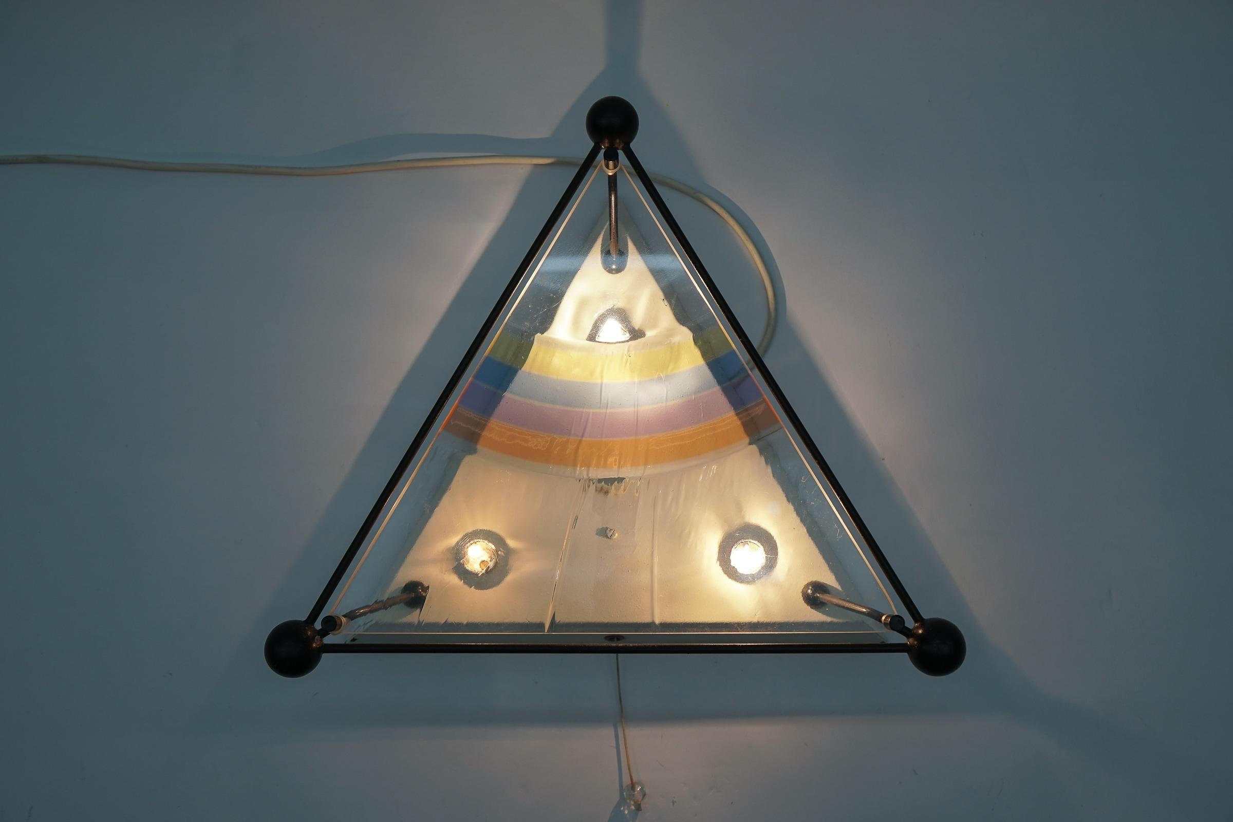 Rarissima applique triangolare con frontale acrilico arcobaleno, anni '80, Italia in vendita 1