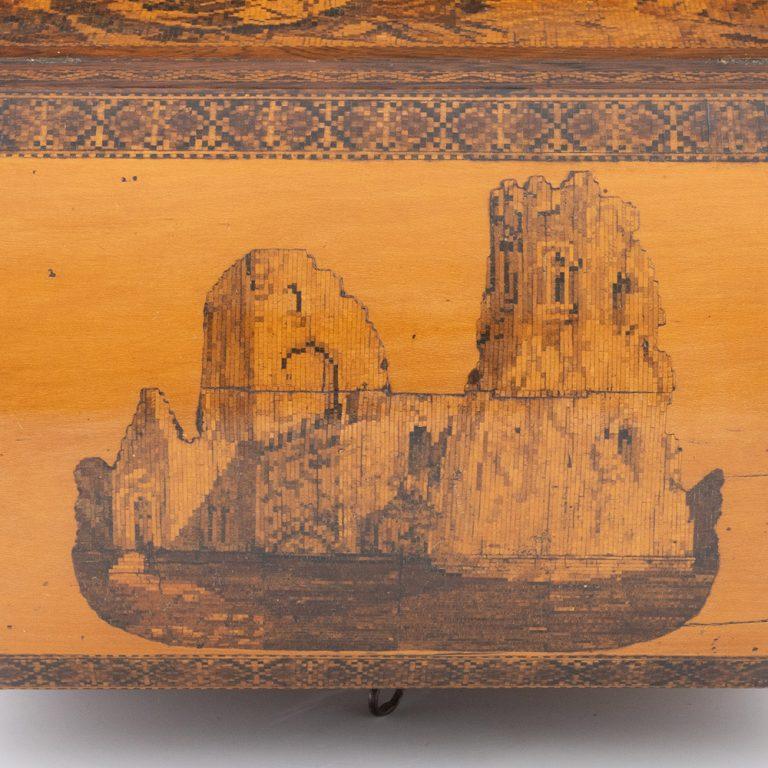Rarísima caja de Tunbridge Ware con iglesia de Dover y faros en venta 1