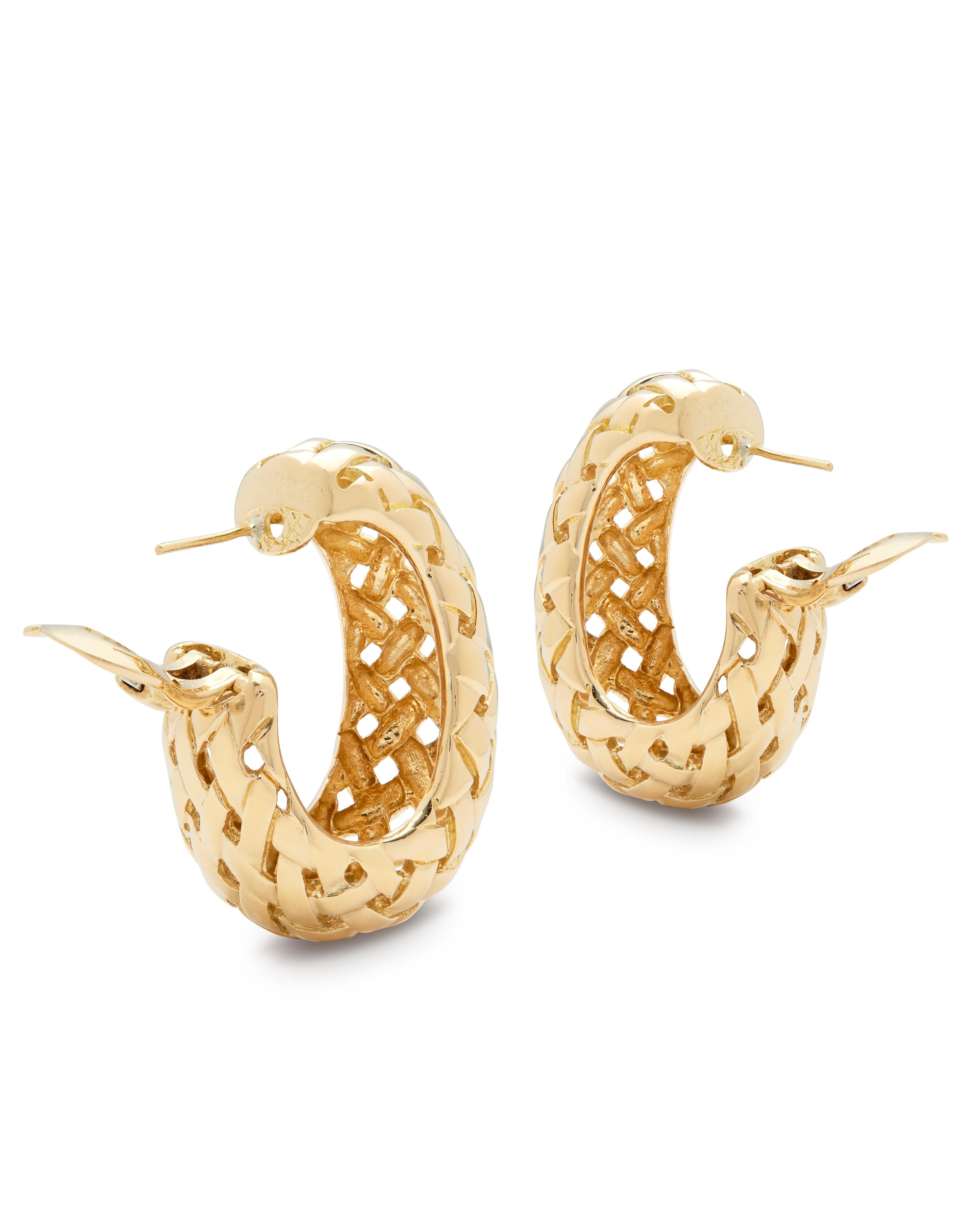 Very rare and stylish Van Cleef & Arpel’s Earrings circa 1980-90

Van Cleef & Arpels is one of the leading French High jewellery Maison, founded in 1896, VCA is arguably one of the most prestigious High jewellery house. 

Van Cleef & Arpel’s Lattice