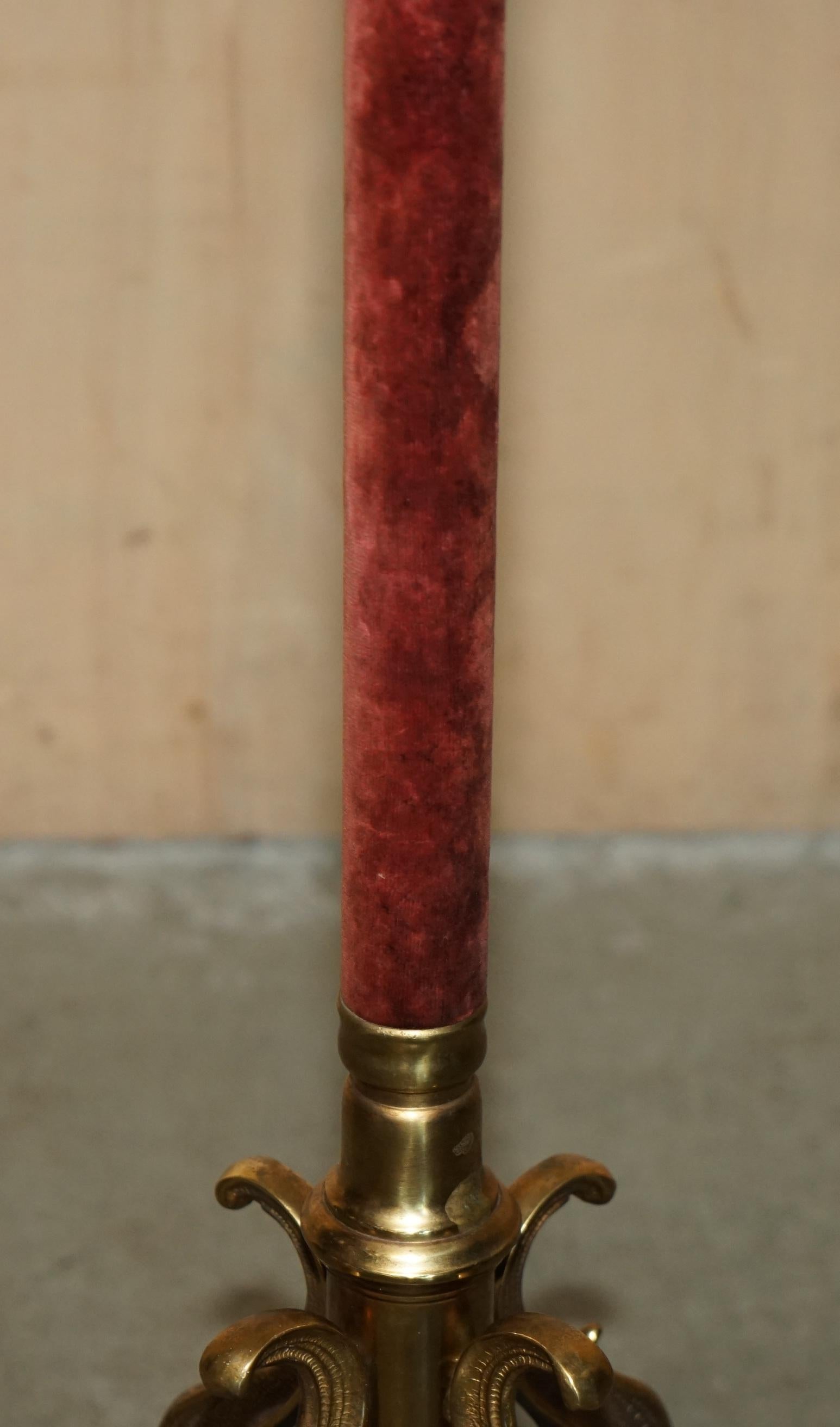 MOLTO RARO CAPPELLO E SCIARPA IN VELVET ROSSO VICTORIANO CIRCA IL 1880 in vendita 2
