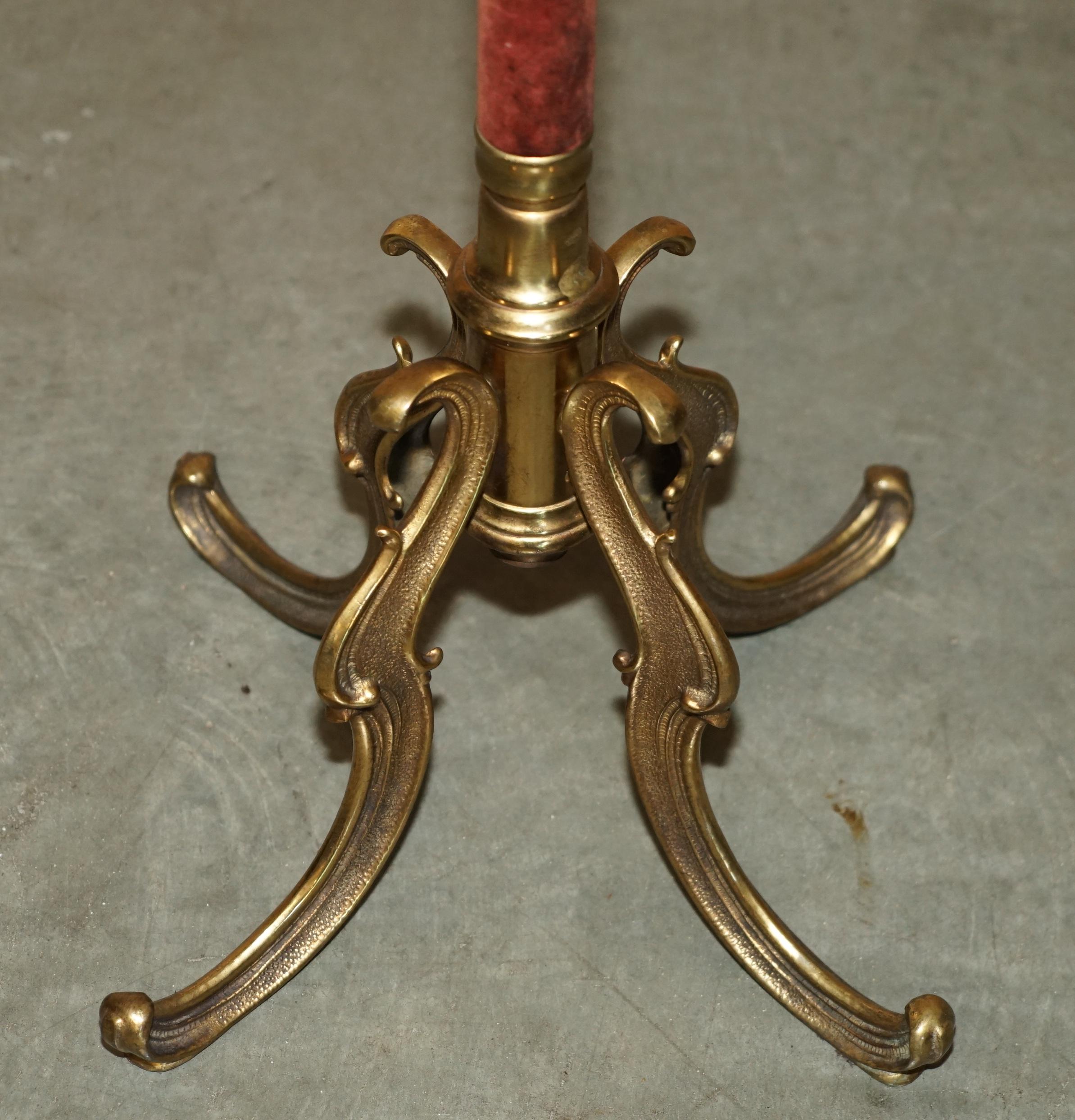 MOLTO RARO CAPPELLO E SCIARPA IN VELVET ROSSO VICTORIANO CIRCA IL 1880 in vendita 3
