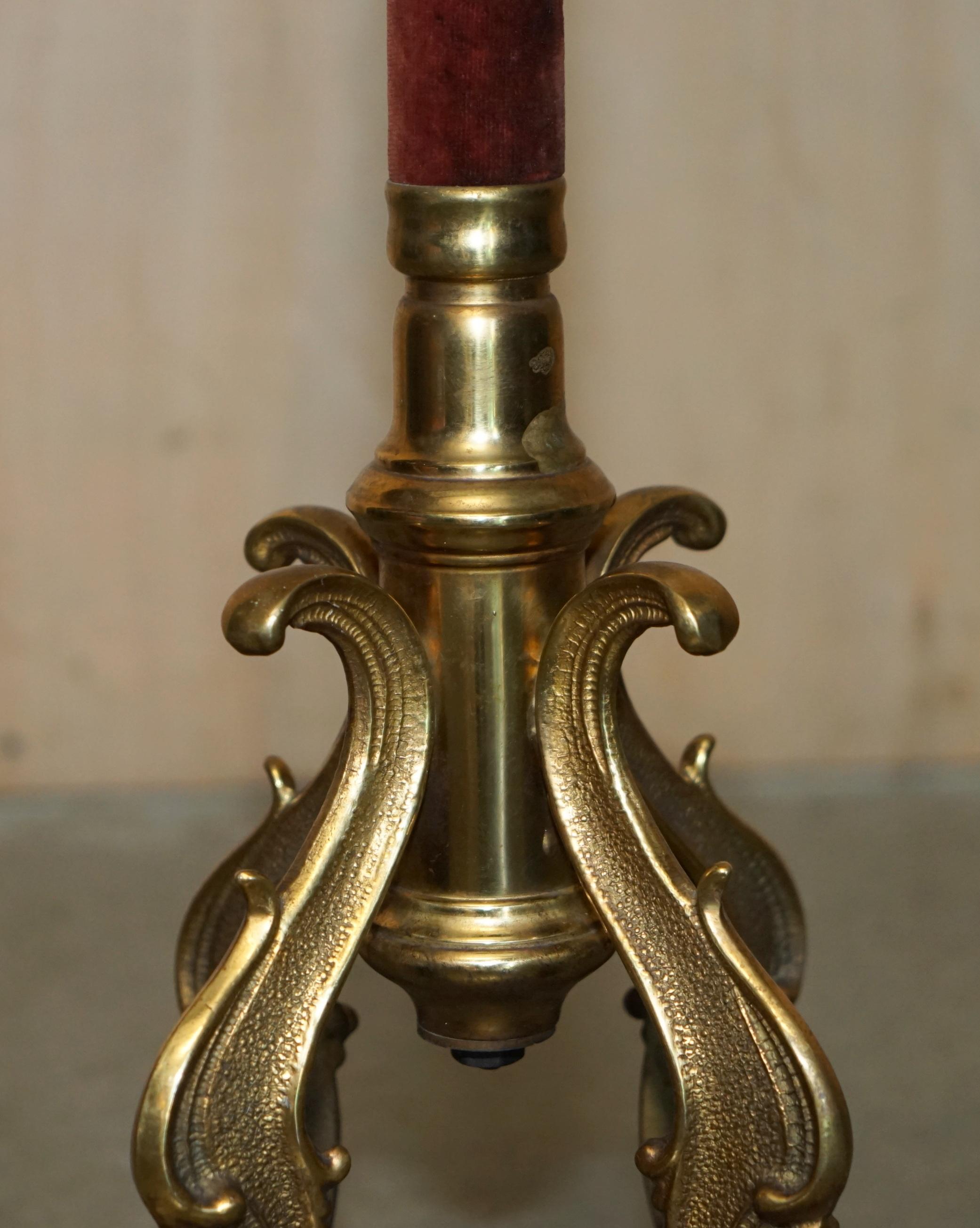 MOLTO RARO CAPPELLO E SCIARPA IN VELVET ROSSO VICTORIANO CIRCA IL 1880 in vendita 4