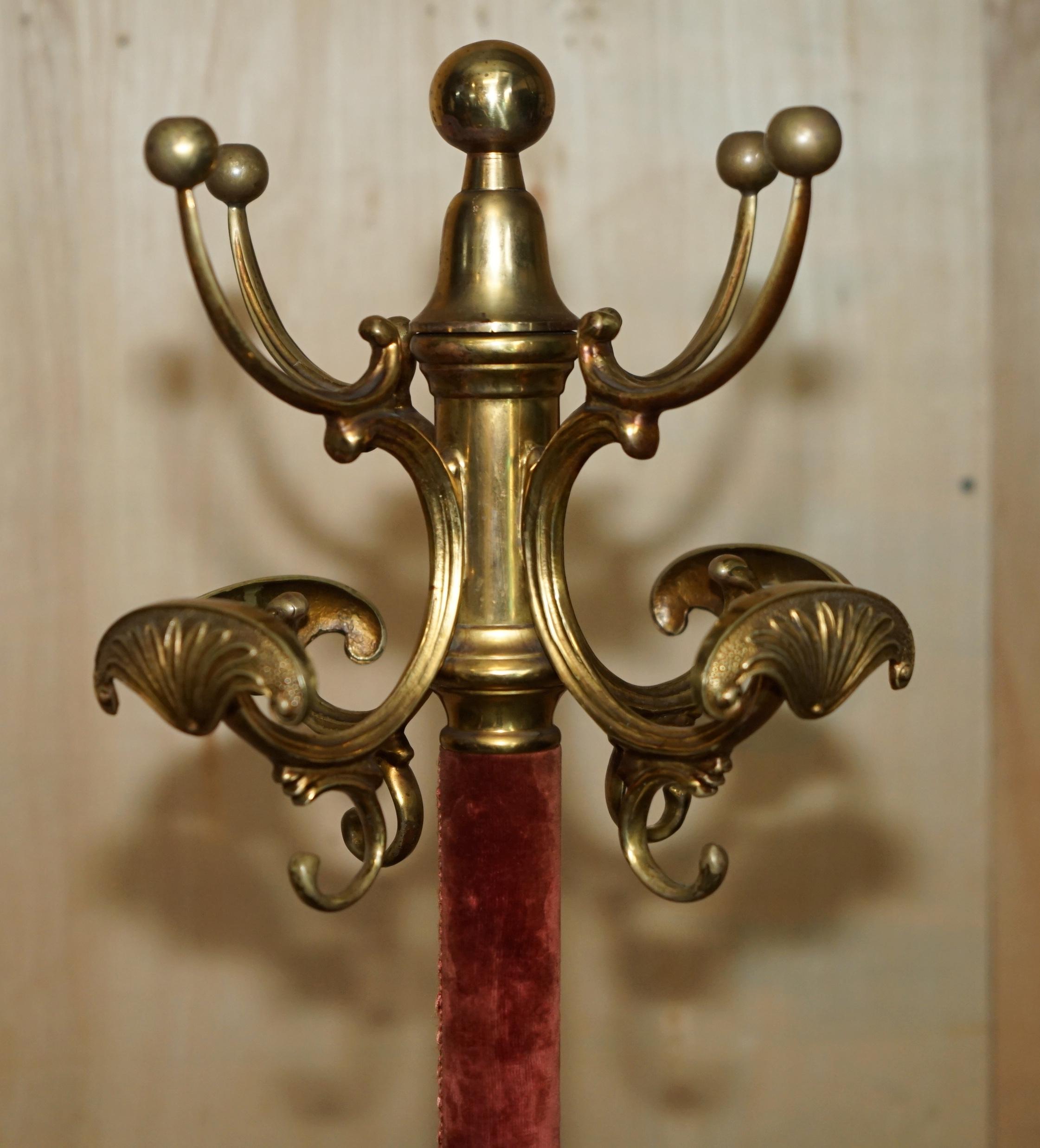 Casa Reale Antiquariato

The Royal House Antiques è lieta di offrire in vendita questo rarissimo appendiabiti vittoriano in ottone fuso, unico nel suo genere, con rivestimento in velluto rosso. 

Tieni presente che le spese di spedizione indicate