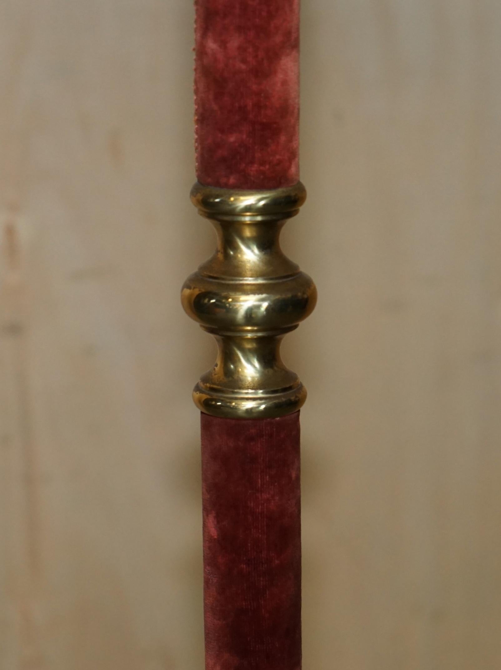 Ottone MOLTO RARO CAPPELLO E SCIARPA IN VELVET ROSSO VICTORIANO CIRCA IL 1880 in vendita