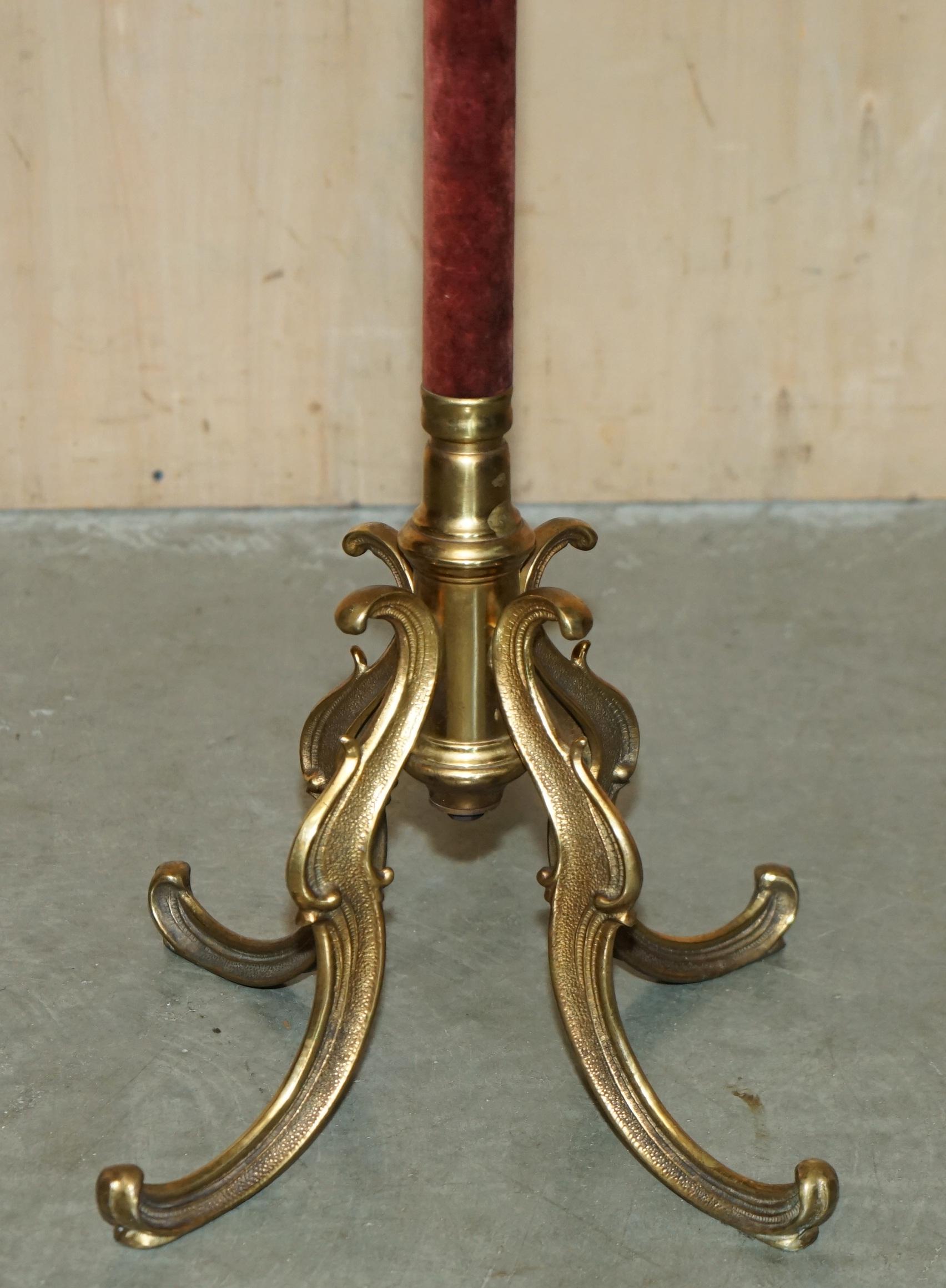 MOLTO RARO CAPPELLO E SCIARPA IN VELVET ROSSO VICTORIANO CIRCA IL 1880 in vendita 1