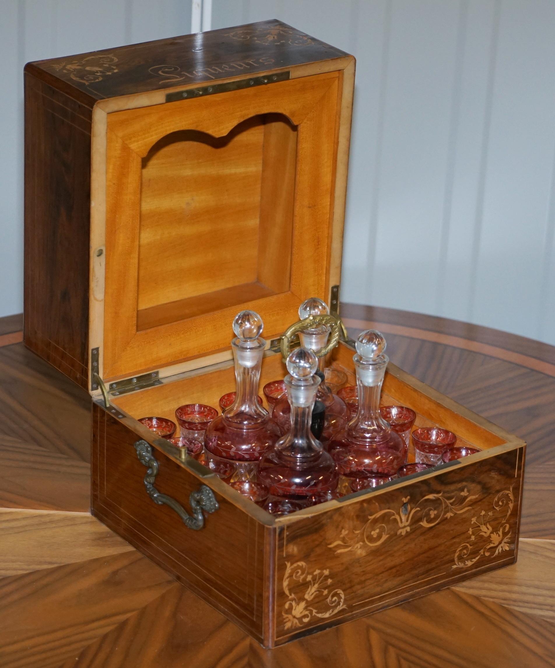 Très rare boîte à liqueur victorienne en bois dur avec verres à décanter en verre Cranberry en vente 5