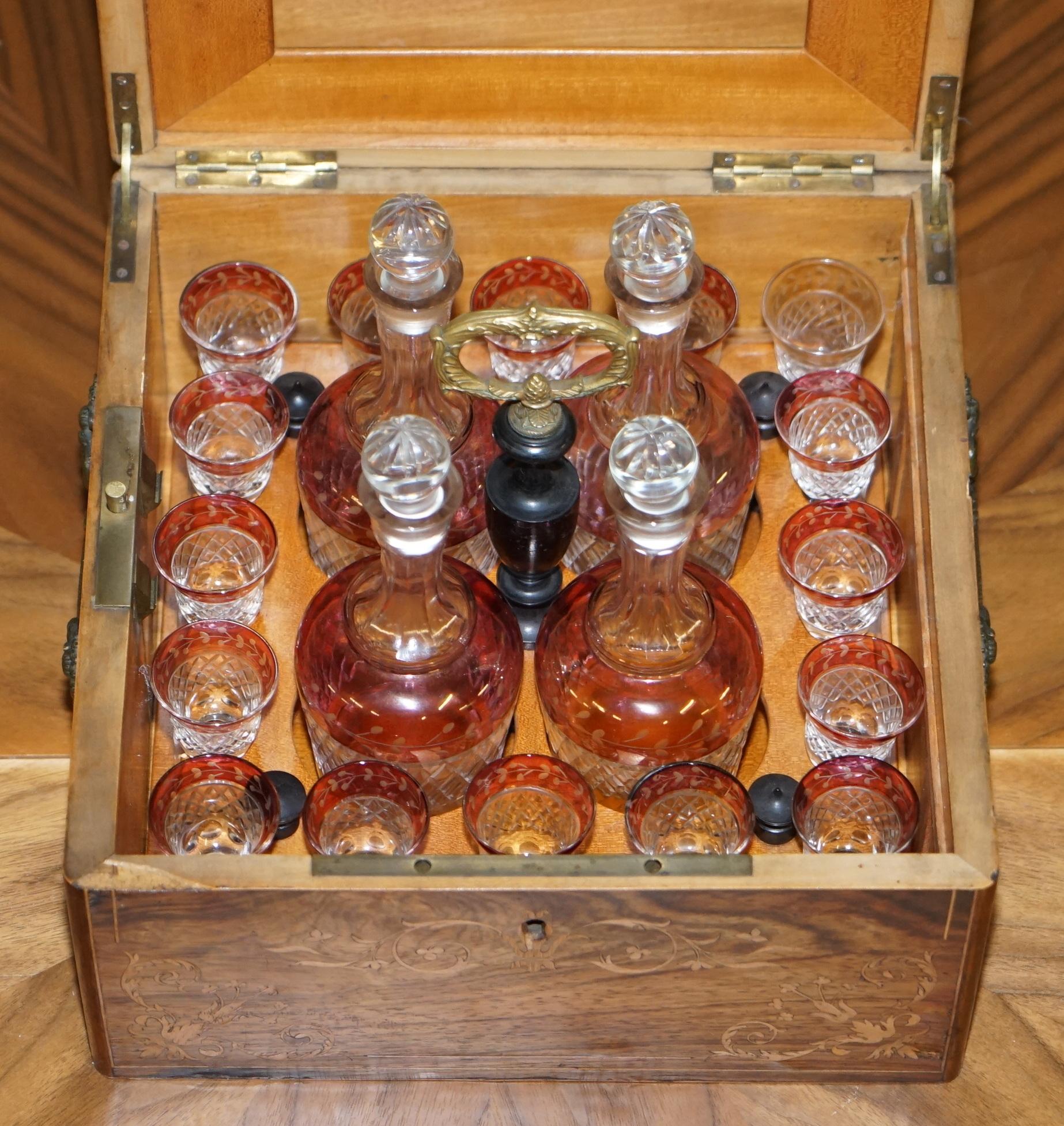 Très rare boîte à liqueur victorienne en bois dur avec verres à décanter en verre Cranberry en vente 7