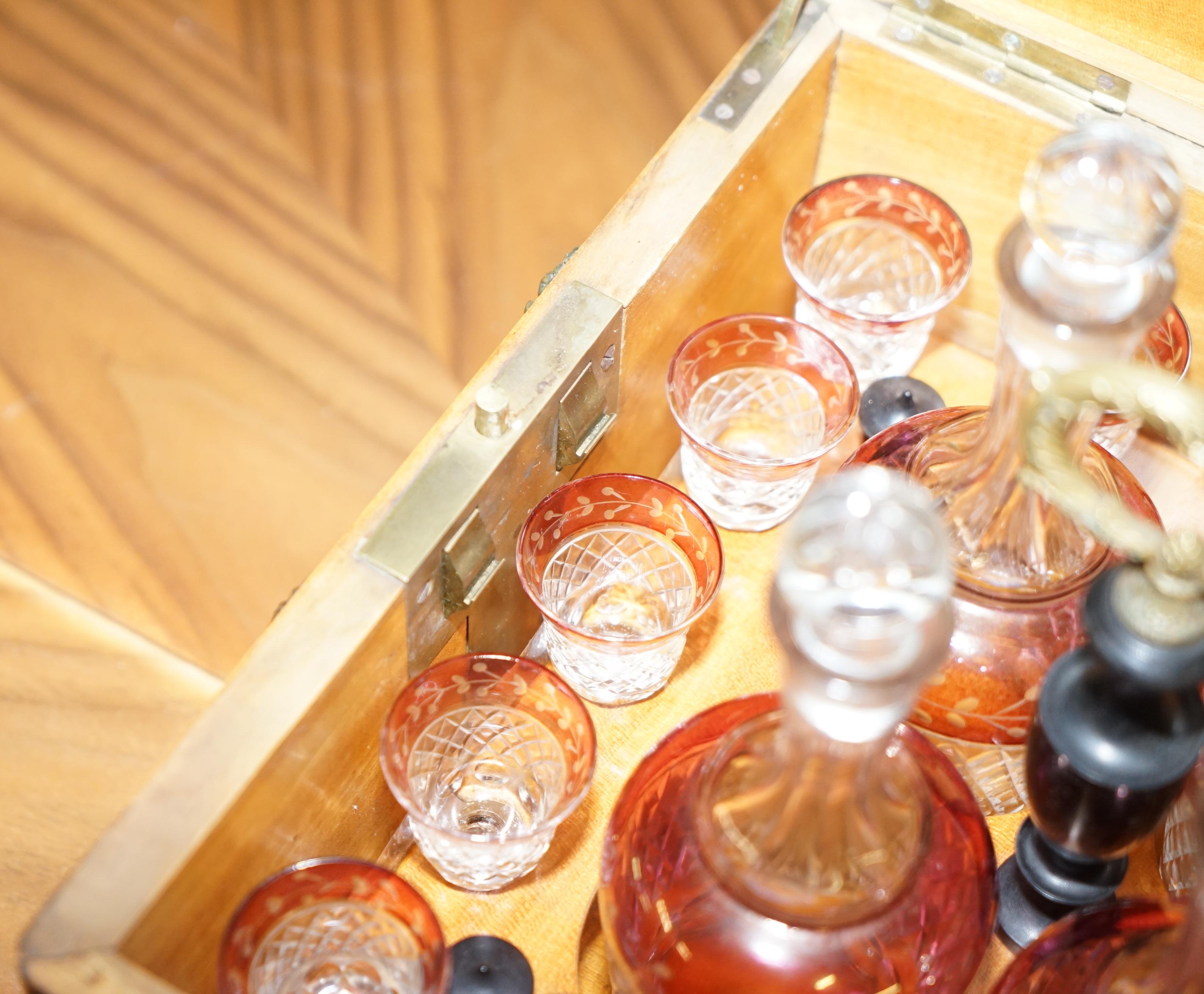 Très rare boîte à liqueur victorienne en bois dur avec verres à décanter en verre Cranberry en vente 8