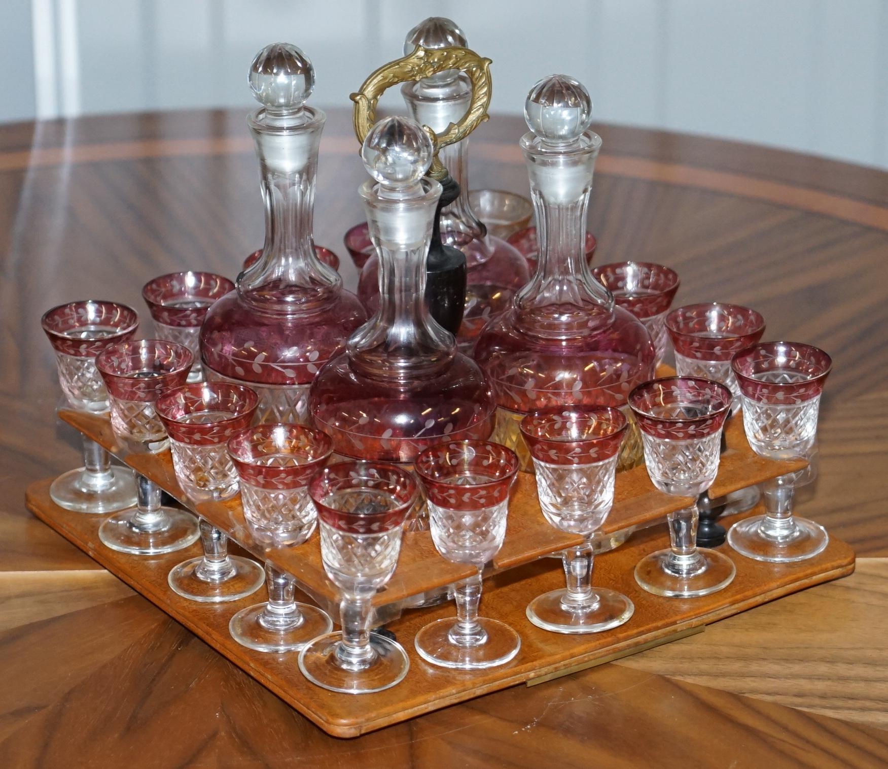 Très rare boîte à liqueur victorienne en bois dur avec verres à décanter en verre Cranberry en vente 9