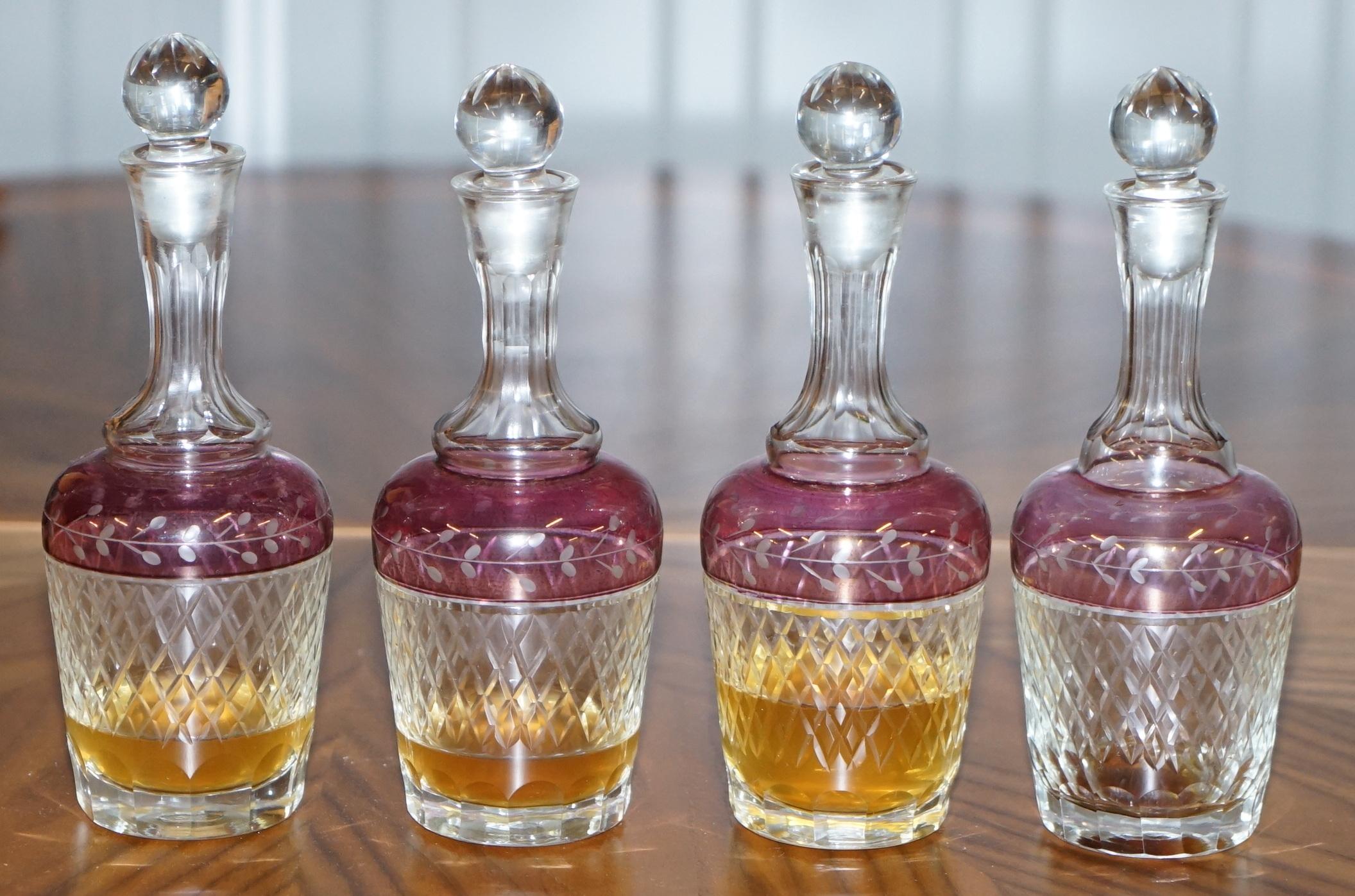 Très rare boîte à liqueur victorienne en bois dur avec verres à décanter en verre Cranberry en vente 11