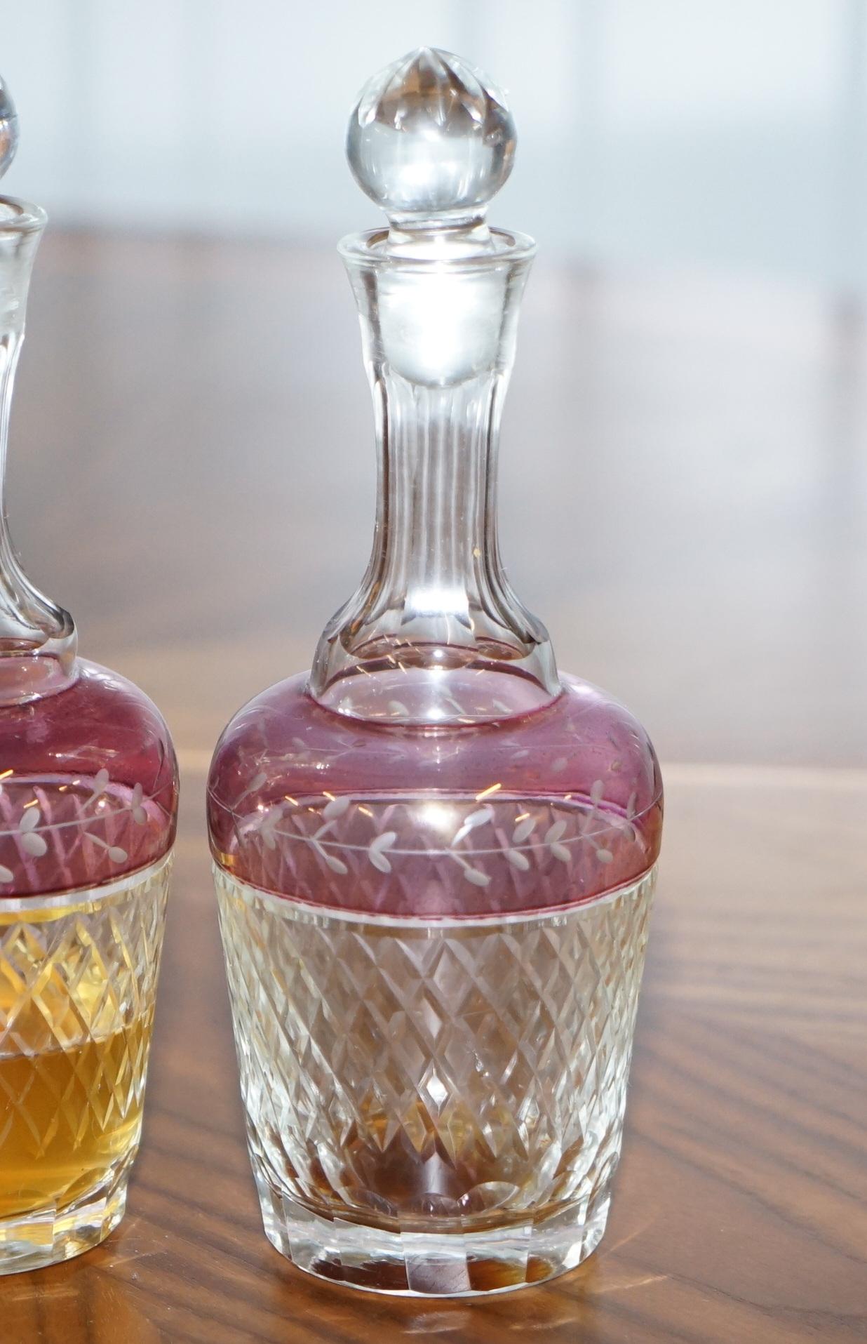 Très rare boîte à liqueur victorienne en bois dur avec verres à décanter en verre Cranberry en vente 12