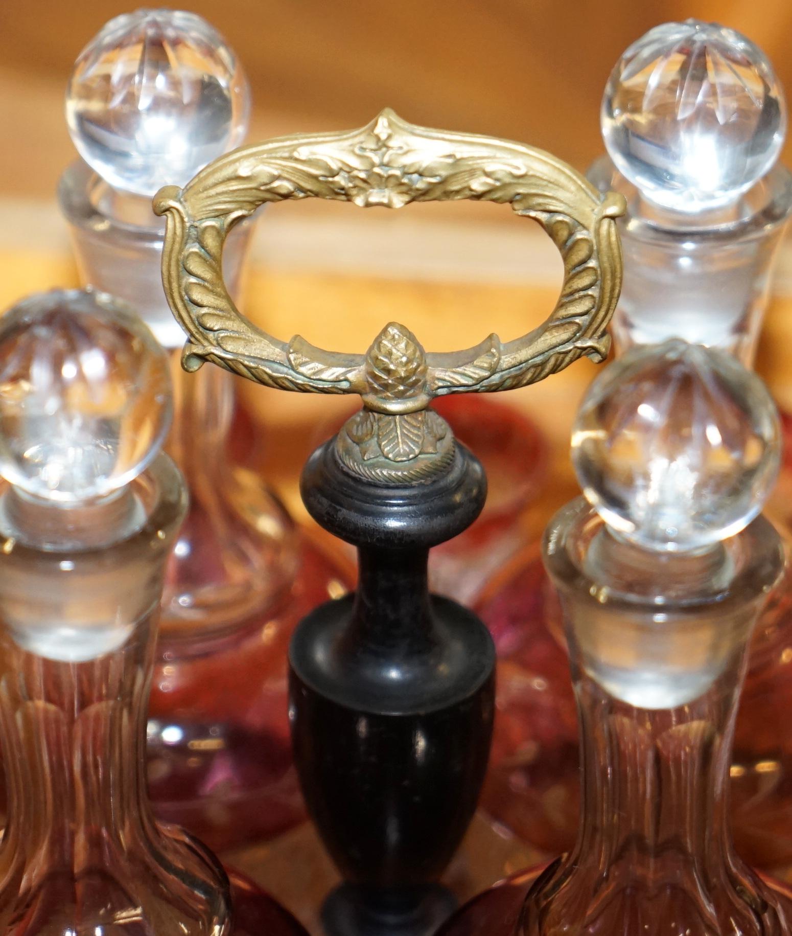 Très rare boîte à liqueur victorienne en bois dur avec verres à décanter en verre Cranberry en vente 13