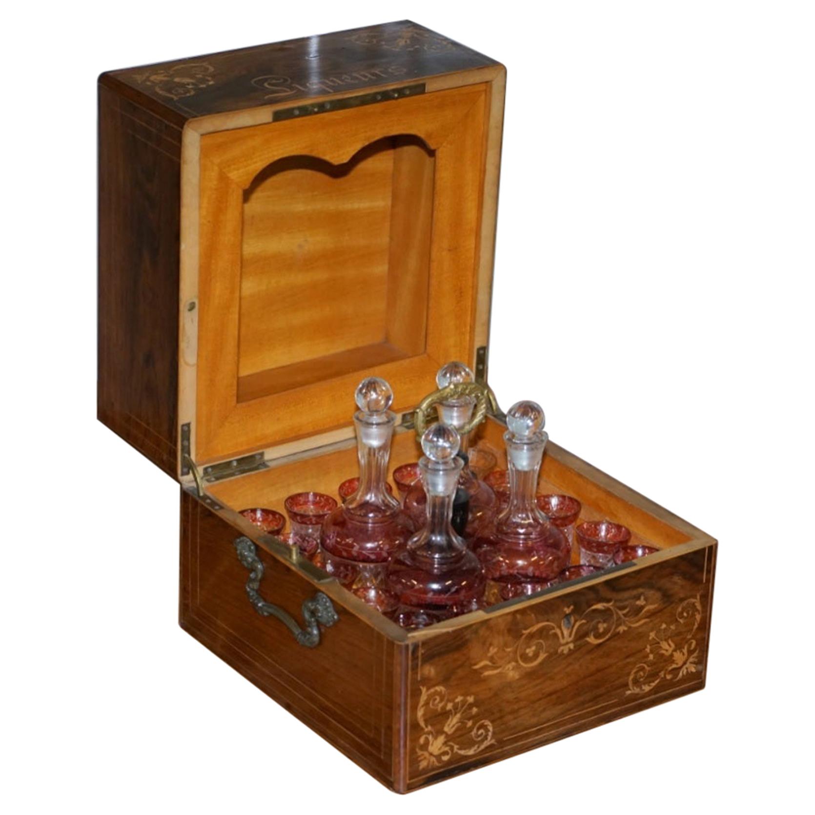 Très rare boîte à liqueur victorienne en bois dur avec verres à décanter en verre Cranberry