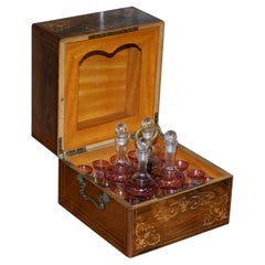 Rarissima scatola da liquore vittoriana in legno duro con bicchieri decanter in vetro color mirtillo rosso