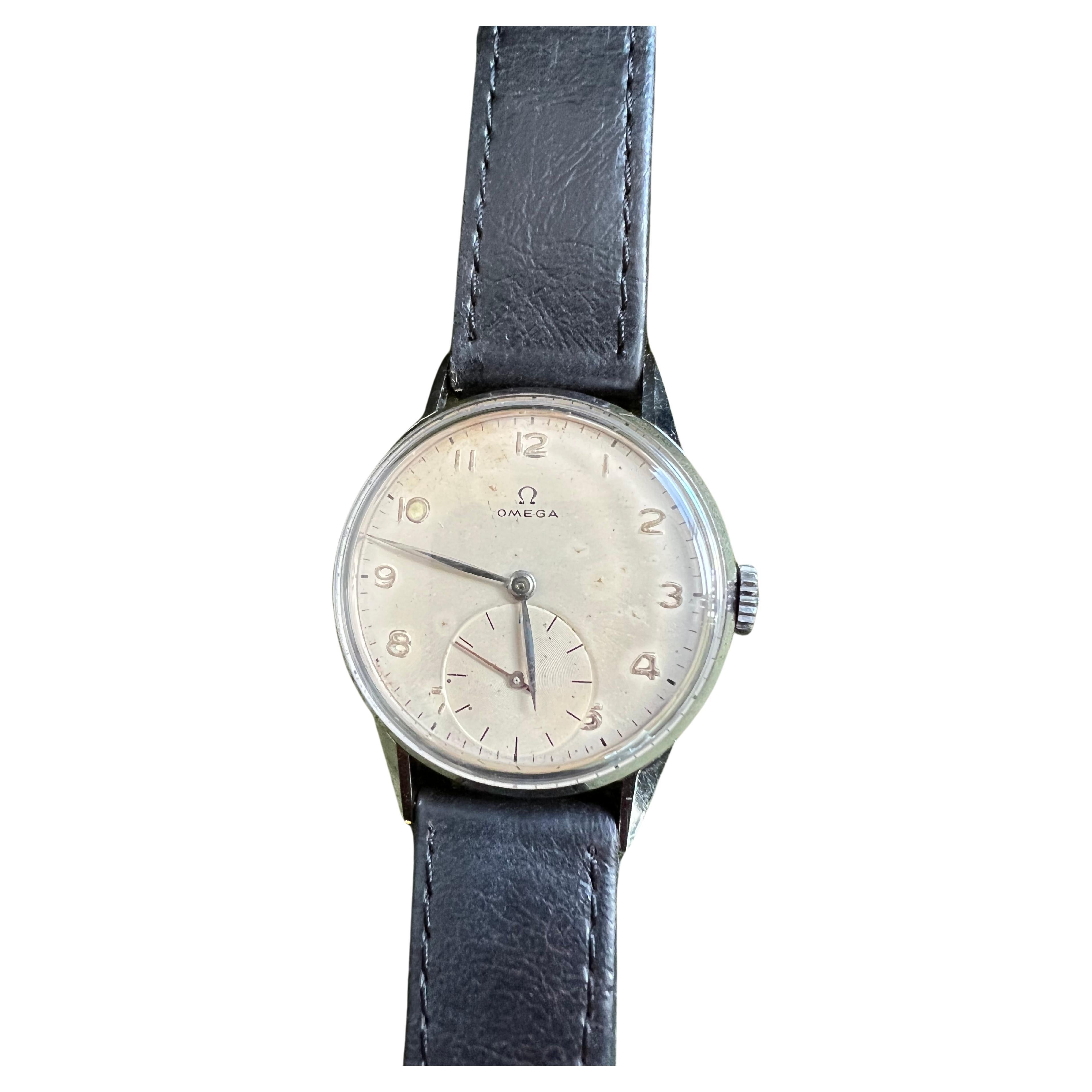 Seltene Vintage 1944 Omega Chronometer Uhr US Navy ausgestellt
Das Erstaunliche an dieser Uhr ist, dass sie in perfektem Zustand ist und auch für ihr Alter erstaunlich aussieht. Sie ist ein Stück Geschichte und gleichzeitig eine elegante und