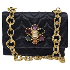 Très rare Vintage 1990 Satin noir matelassé Fleur Gripoix Jewel Mini Flap Bag