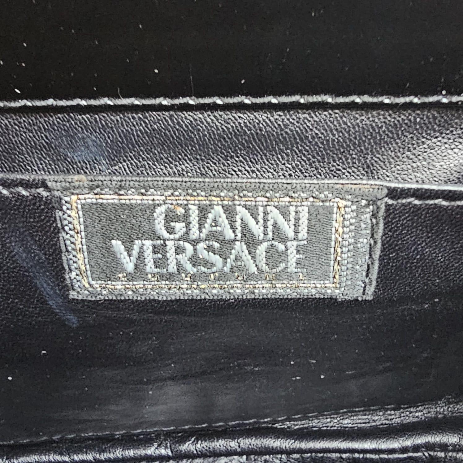 Very Rare Vintage 1994 Gianni Versace Black Patent Safety Pin Top Handle Bag In Good Condition For Sale In Jakarta, Daerah Khusus Ibukota Jakarta