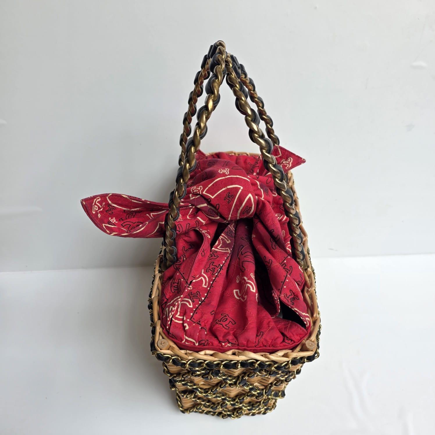 Très Rare Vintage Chanel Leather Chain Quilted Wicker Picnic Basket Bag en vente 8