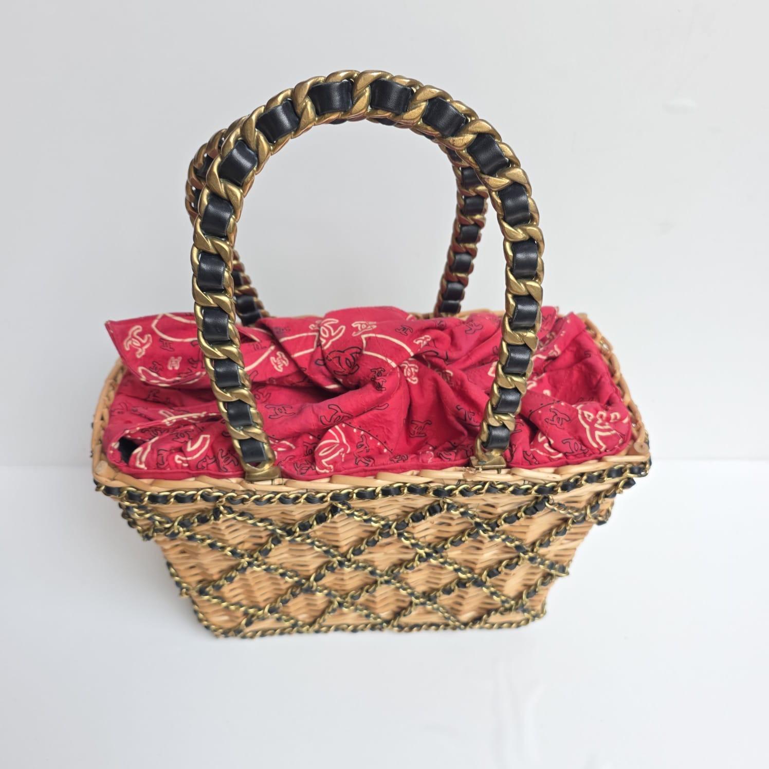 Très Rare Vintage Chanel Leather Chain Quilted Wicker Picnic Basket Bag Bon état - En vente à Jakarta, Daerah Khusus Ibukota Jakarta