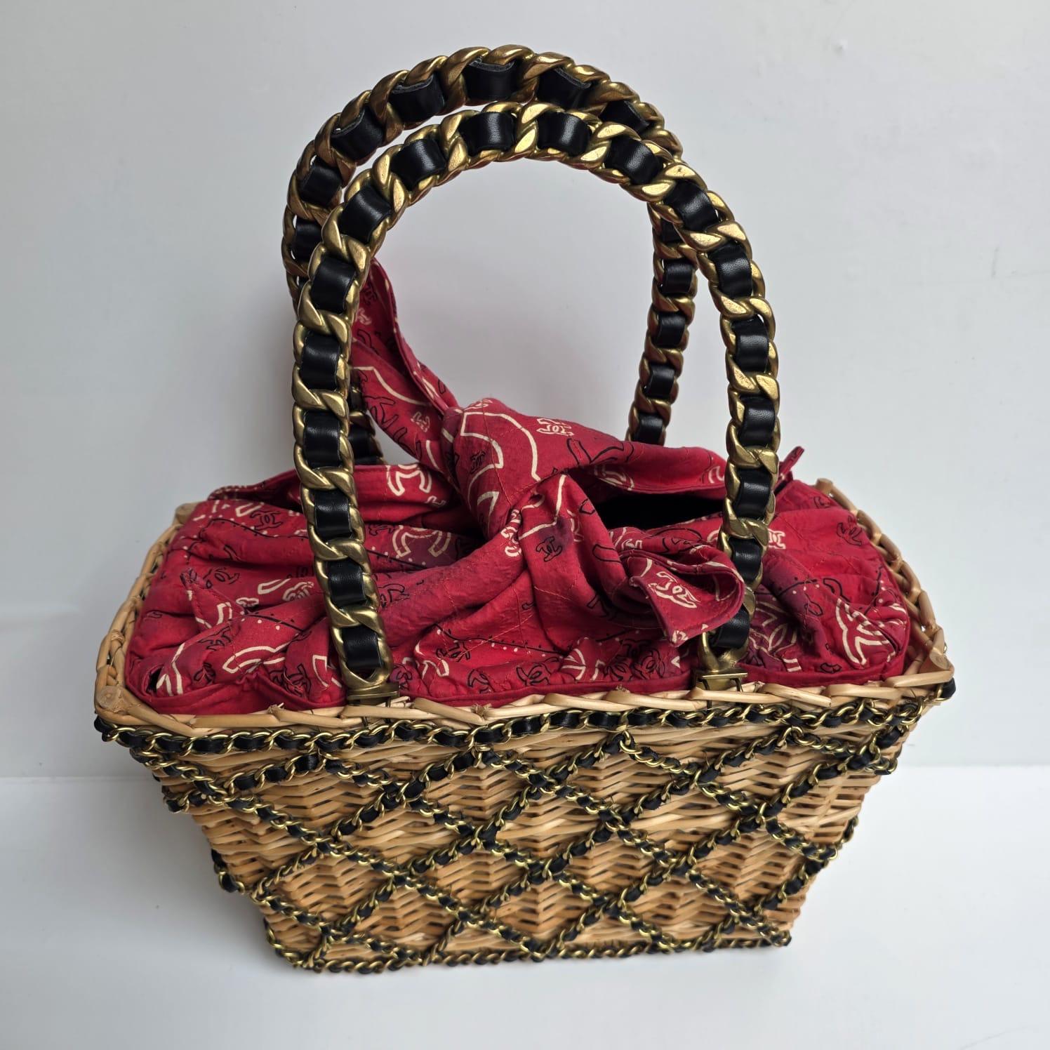 Très Rare Vintage Chanel Leather Chain Quilted Wicker Picnic Basket Bag en vente 2