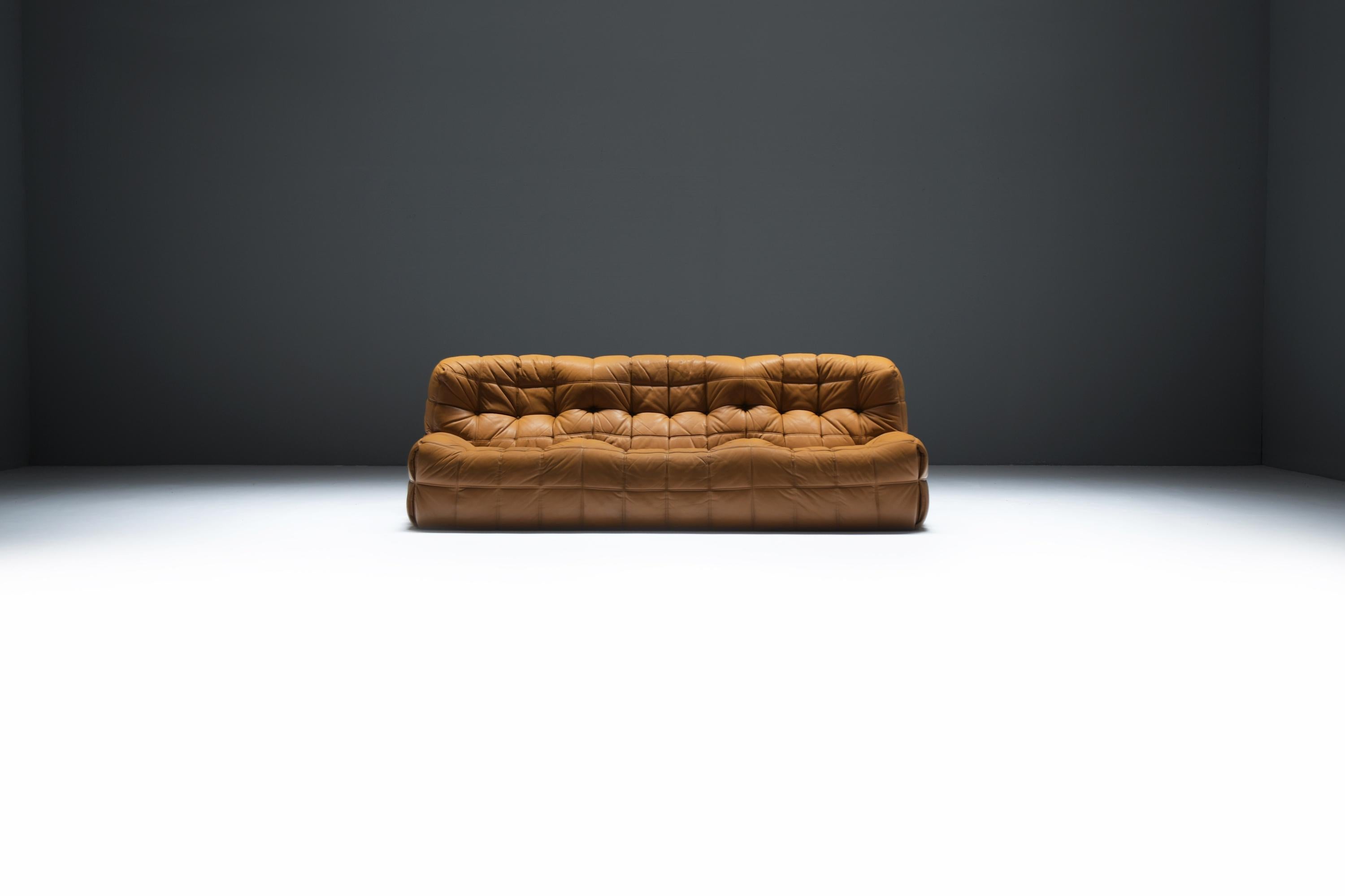 Canapé Kashima, Michel Ducaroy pour Ligne Roset, 1988
Canapé en cuir touffeté tout en mousse avec rembourrage matelassé

Le canapé Kashima, conçu par Michel Ducaroy pour Ligne Roset à la fin des années 1970, est une pièce sculpturale et accueillante