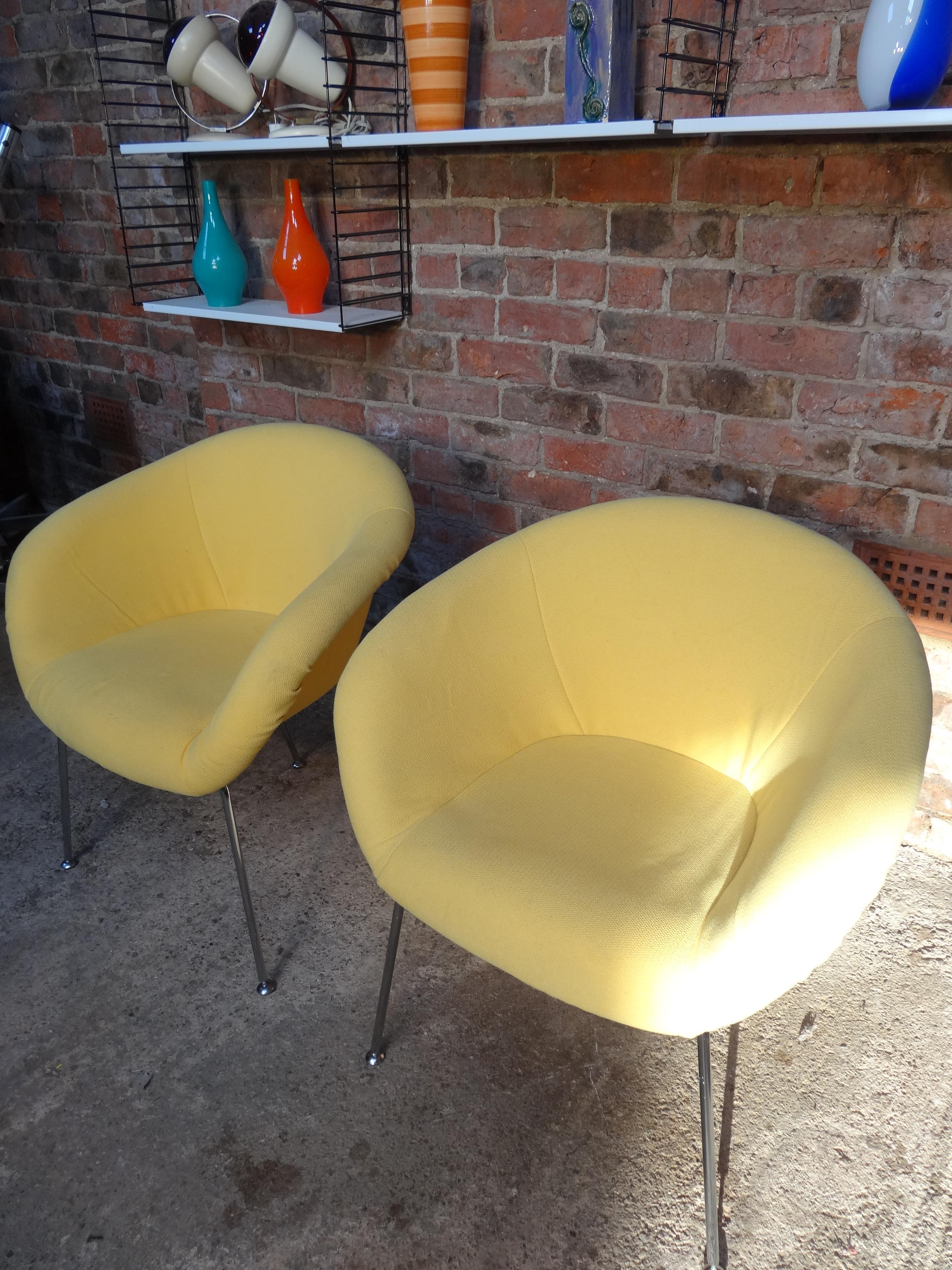 Vintage, retro 1960's Herman Miller yellow fabric vintage chairs, lovely designer chairs, have a yellow fabric which is in very good vintage condition. Herman Miller est un nom historique, synonyme de design et de qualité. Les lignes épurées et