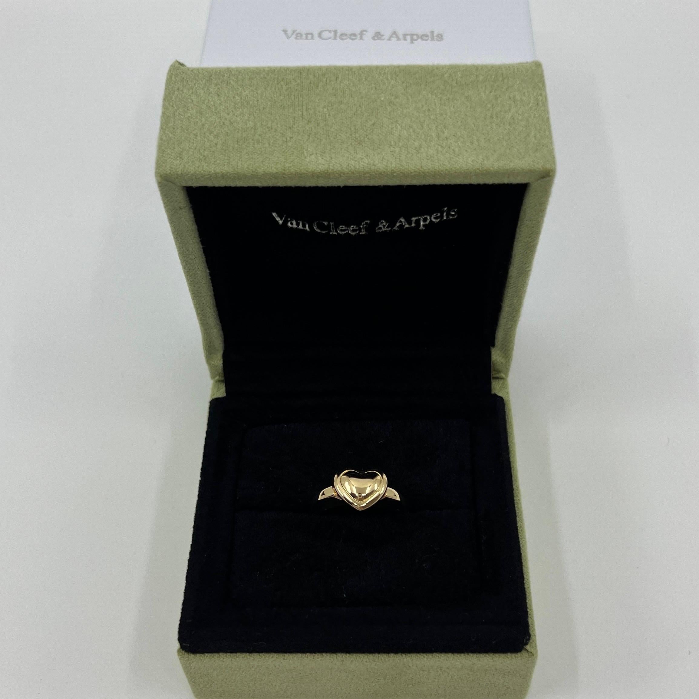 Sehr seltene Vintage Van Cleef & Arpels 18k Gelbgold gewölbt Herz Ring UND Anhänger.

Ein einzigartiges und seltenes Stück von Van Cleef & Arpels. 

Dieser wunderschön gearbeitete Ring mit Herzmotiv verfügt über ein exquisit gearbeitetes Scharnier,