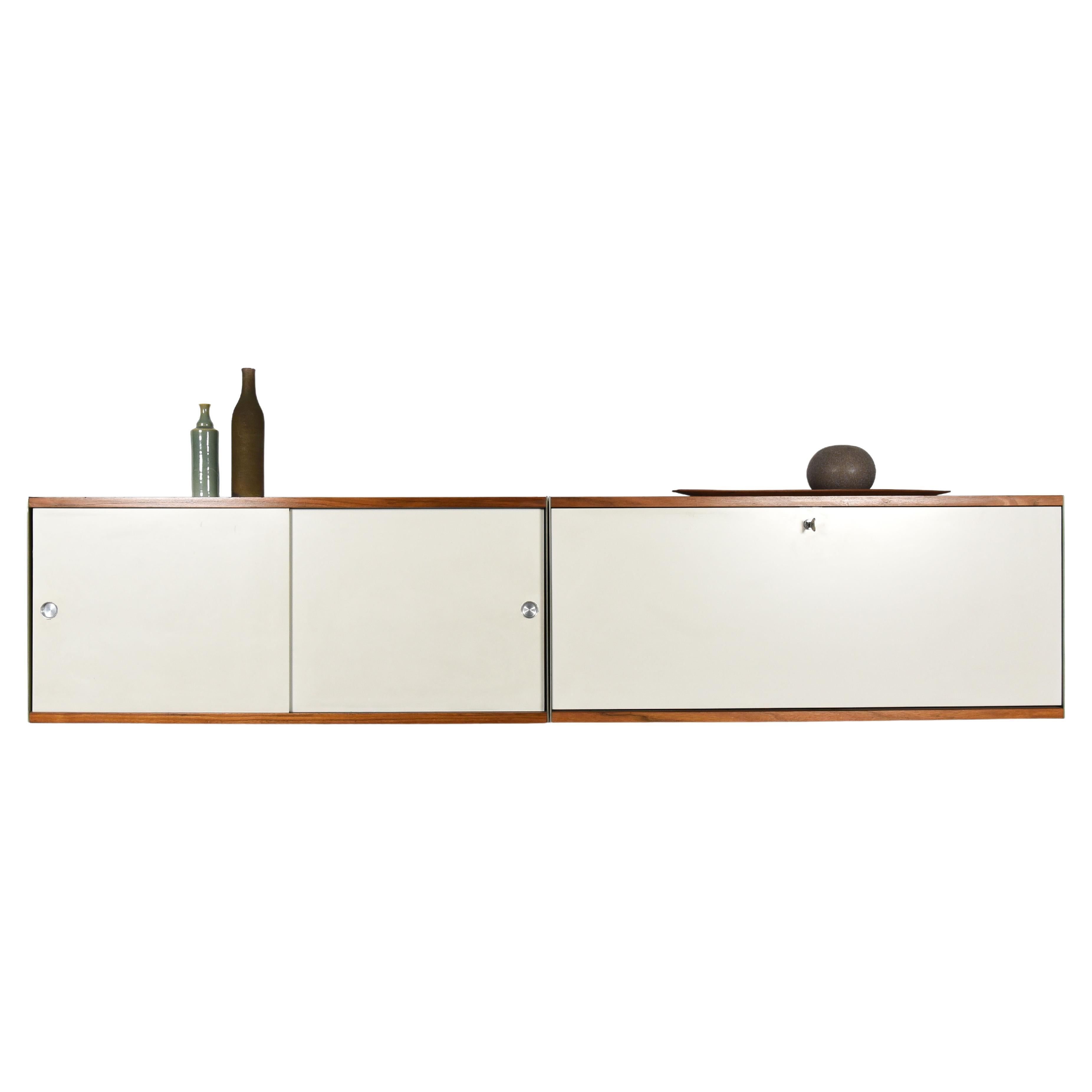 Le système d'étagères modulaires 606 est un classique absolu du design, conçu par Dieter Rams en 1960 pour Vitsoe. Variante extrêmement rare avec des étagères en bois de teck et des façades blanc cassé.
Le buffet date des années 1960 et est en très