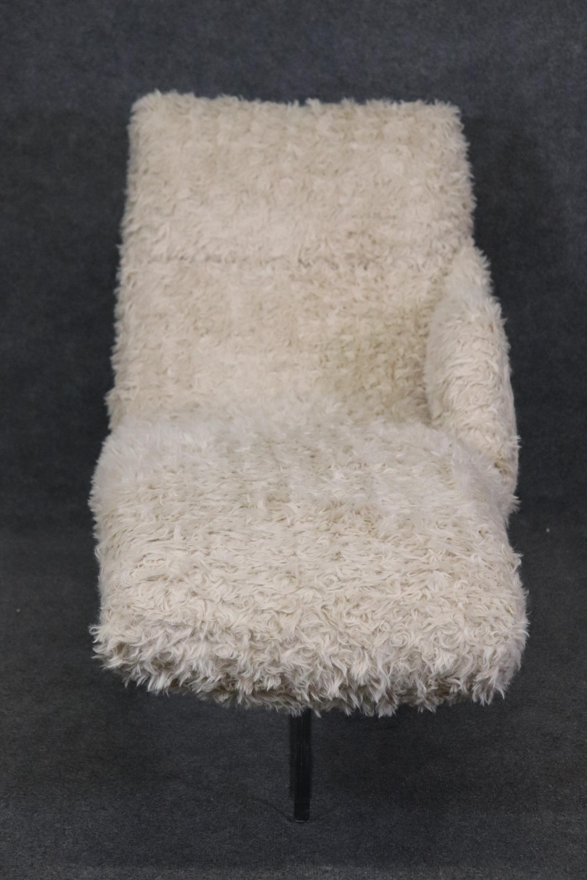 Sehr seltenes, Vladimir Kagan zugeschrieben Lucite-Sockel aus Kunstpelz Chaise Daybed Recamier mit Lucite-Sockel im Angebot 1