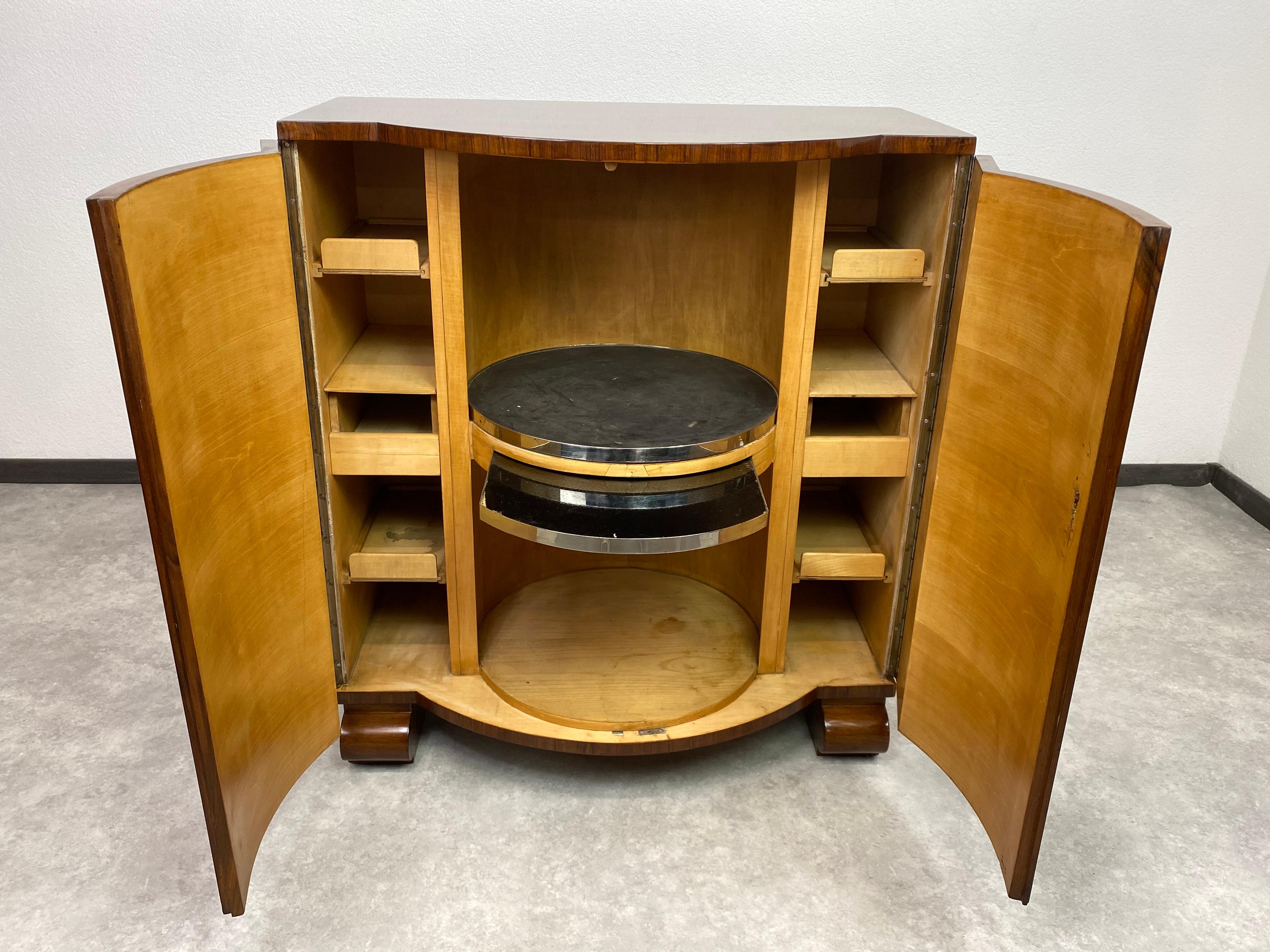 Très rare meuble de bar art déco en noyer par Thonet. Signé Thonet Fabrique en Tchecoslovaque. Teinté professionnellement et repoli avec du vernis français.