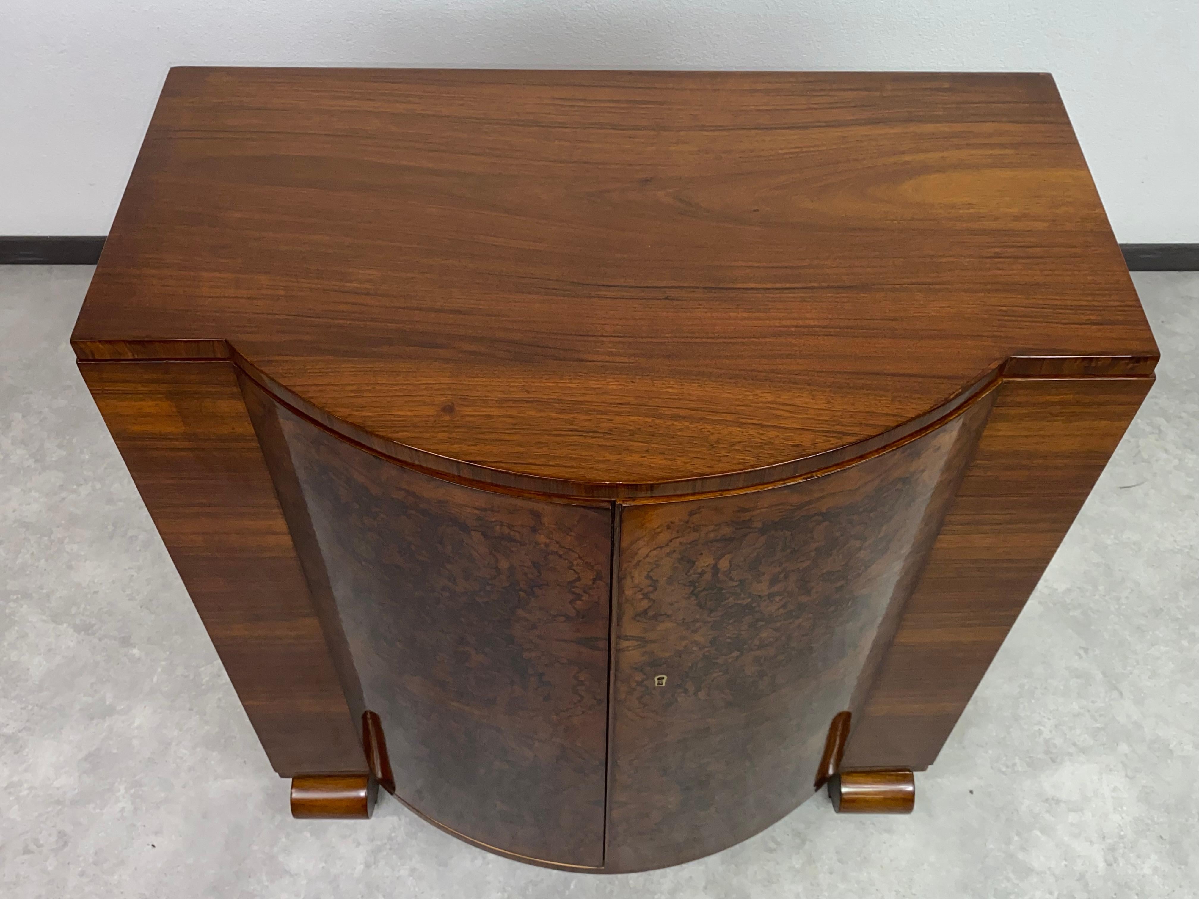 Milieu du XXe siècle Très rare meuble de bar art déco en noyer par Thonet en vente