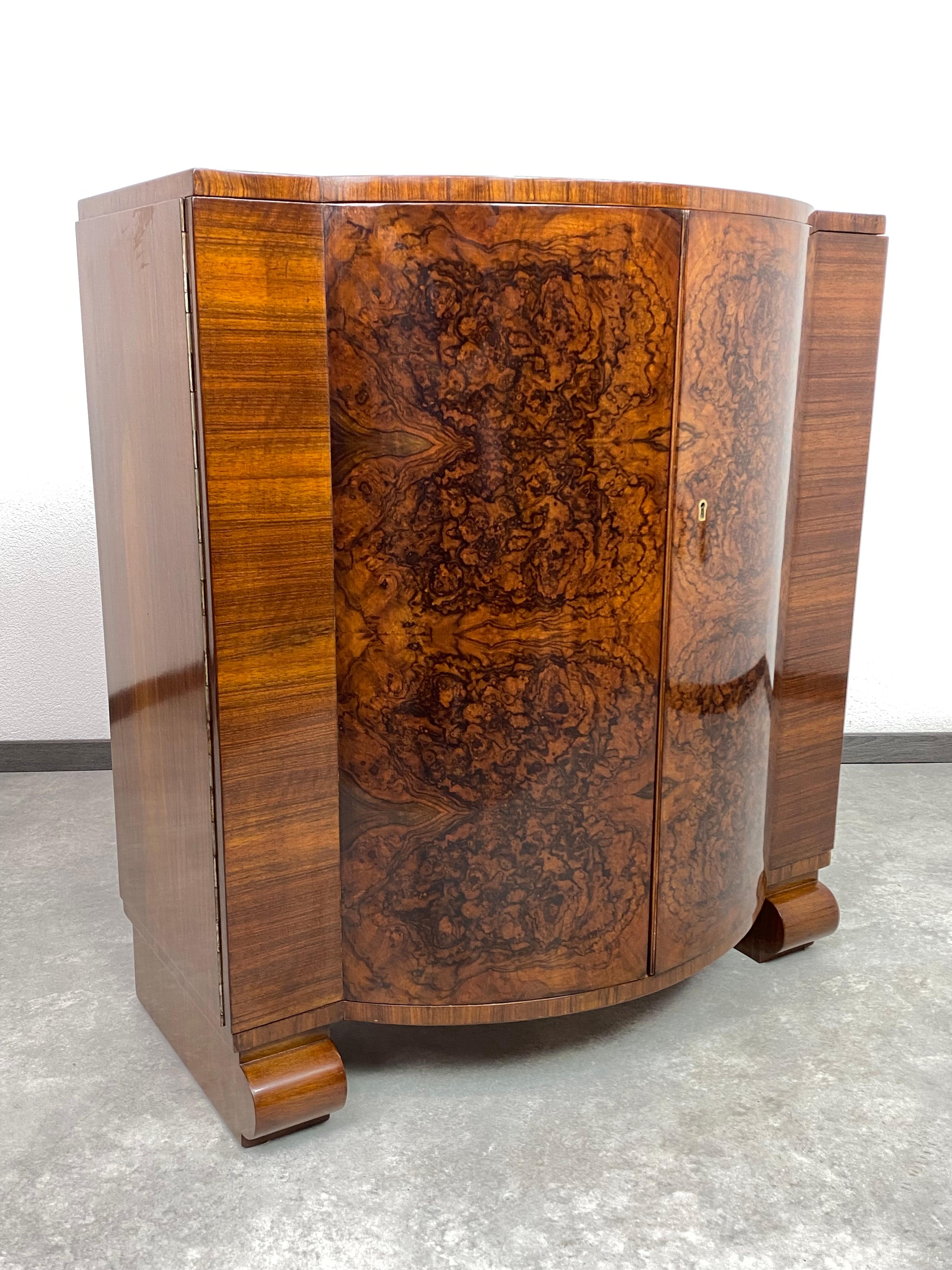 Noyer Très rare meuble de bar art déco en noyer par Thonet en vente