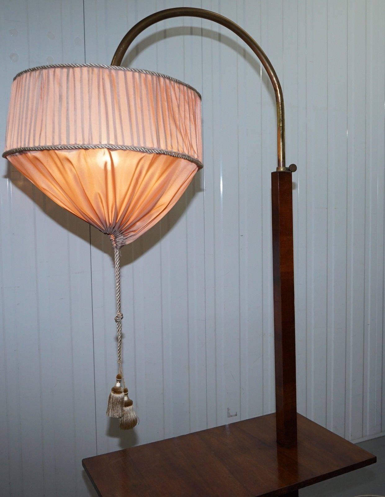 20ième siècle Très rare table d'appoint Art Déco avec lumière réglable en hauteur en vente