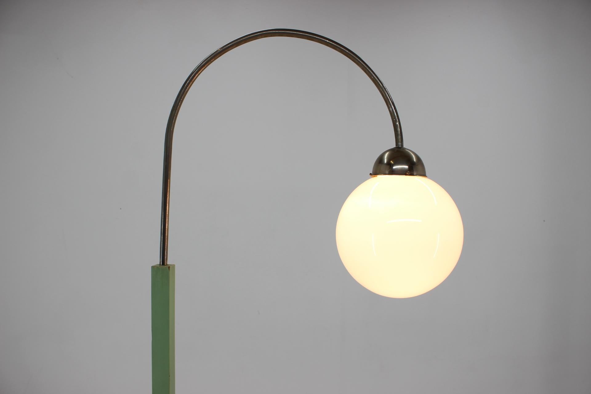 Chrome Très rare lampadaire Bauhaus en bois et chrome, années 1930 / Functionalisme en vente