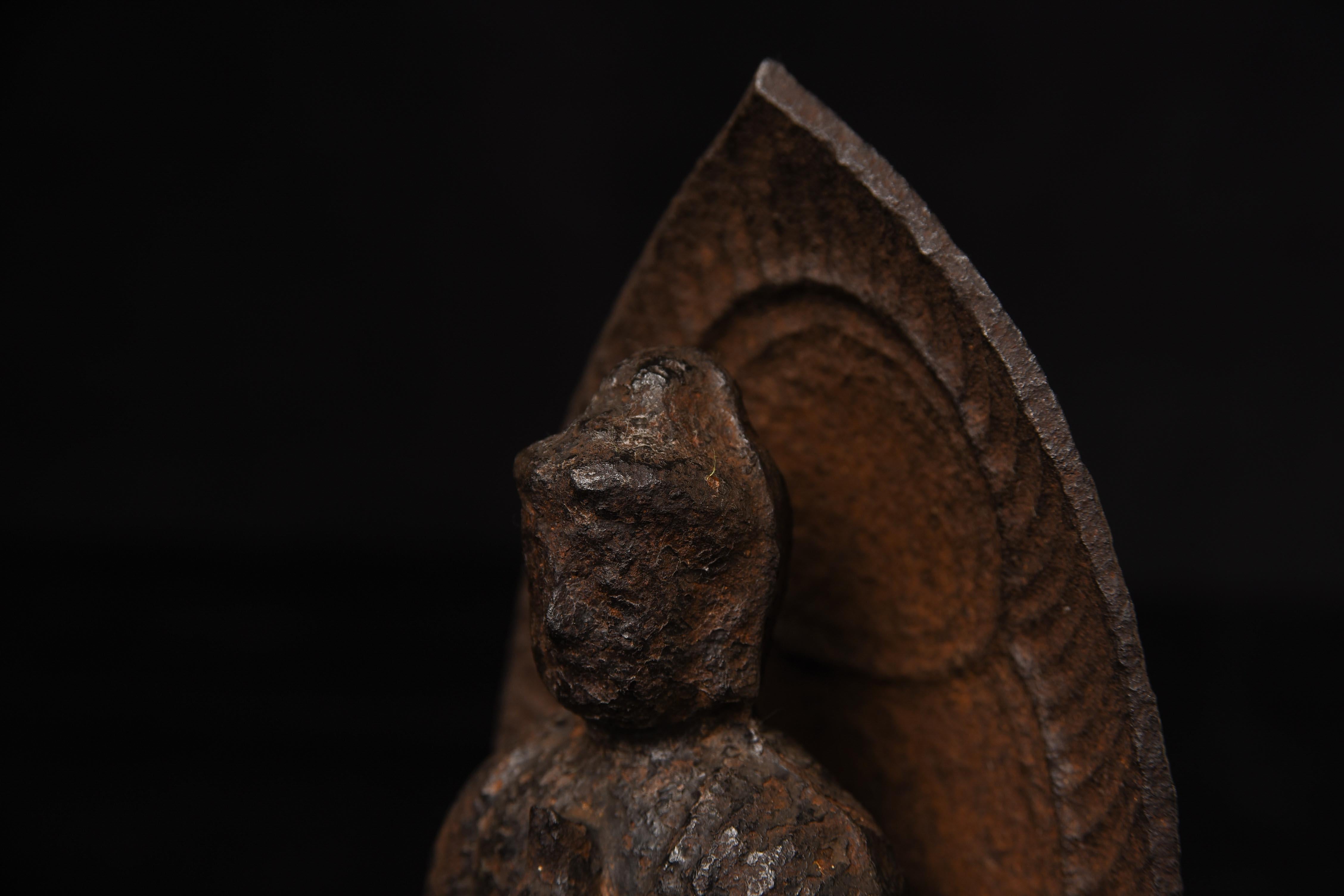 Sehr selten  Yuan/early Ming-Buddha aus Gusseisen mit integrierter mandorla- im Angebot 3