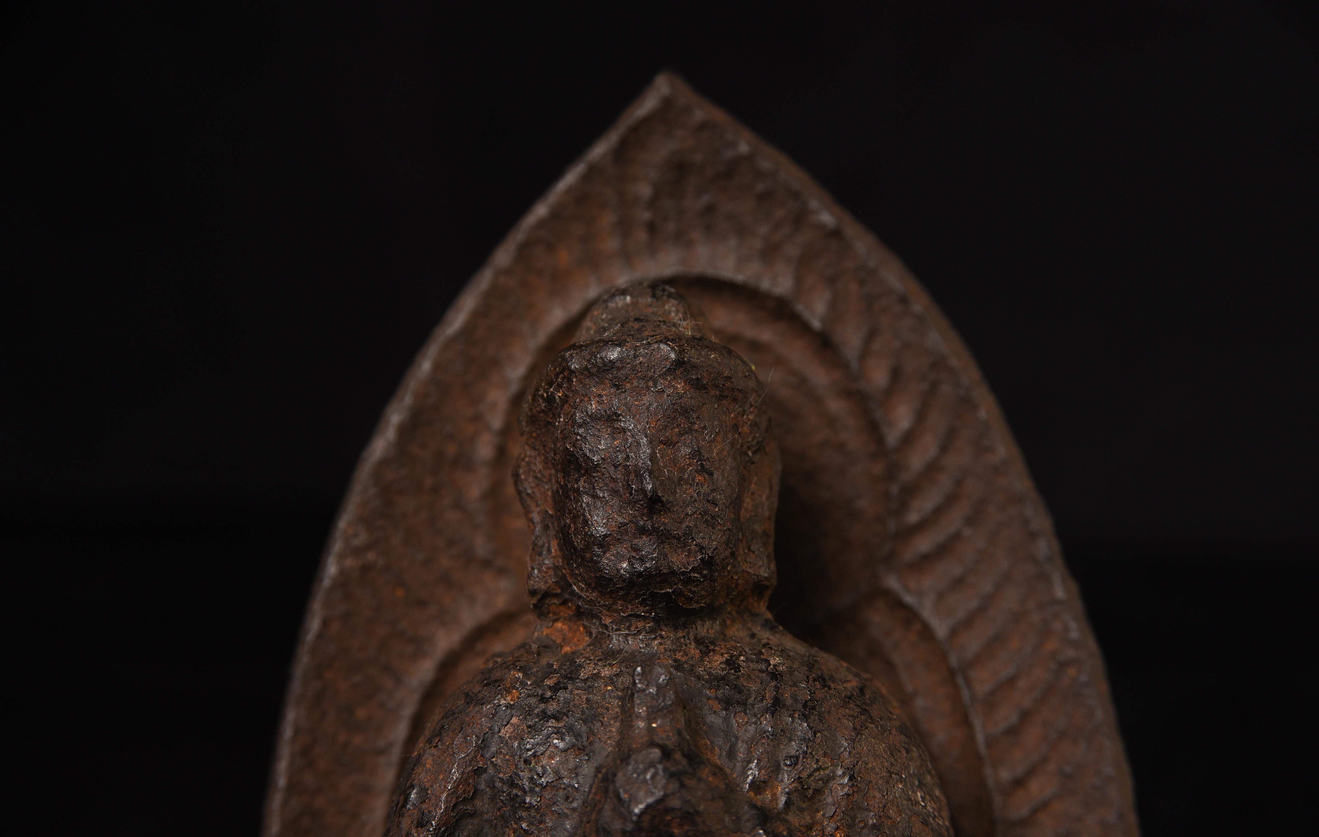 Sehr selten  Yuan/early Ming-Buddha aus Gusseisen mit integrierter mandorla- im Angebot 4