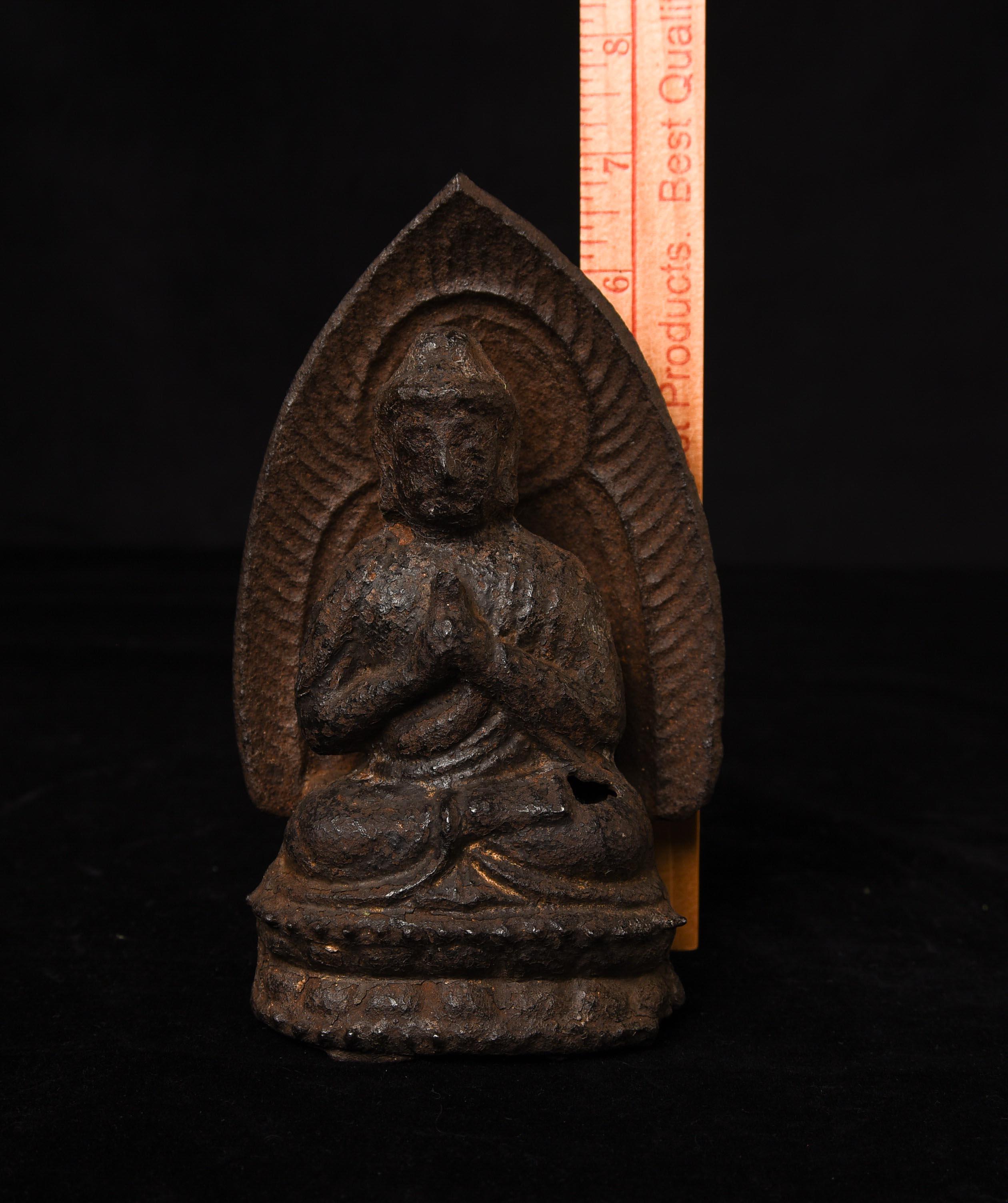 Sehr selten  Yuan/frühe Ming-Buddha aus Gusseisen mit integriertem Mandorla- . Nahezu exaktes Beispiel,   mit der gleichen Mudra.  Abgebildet in Sotheby's 