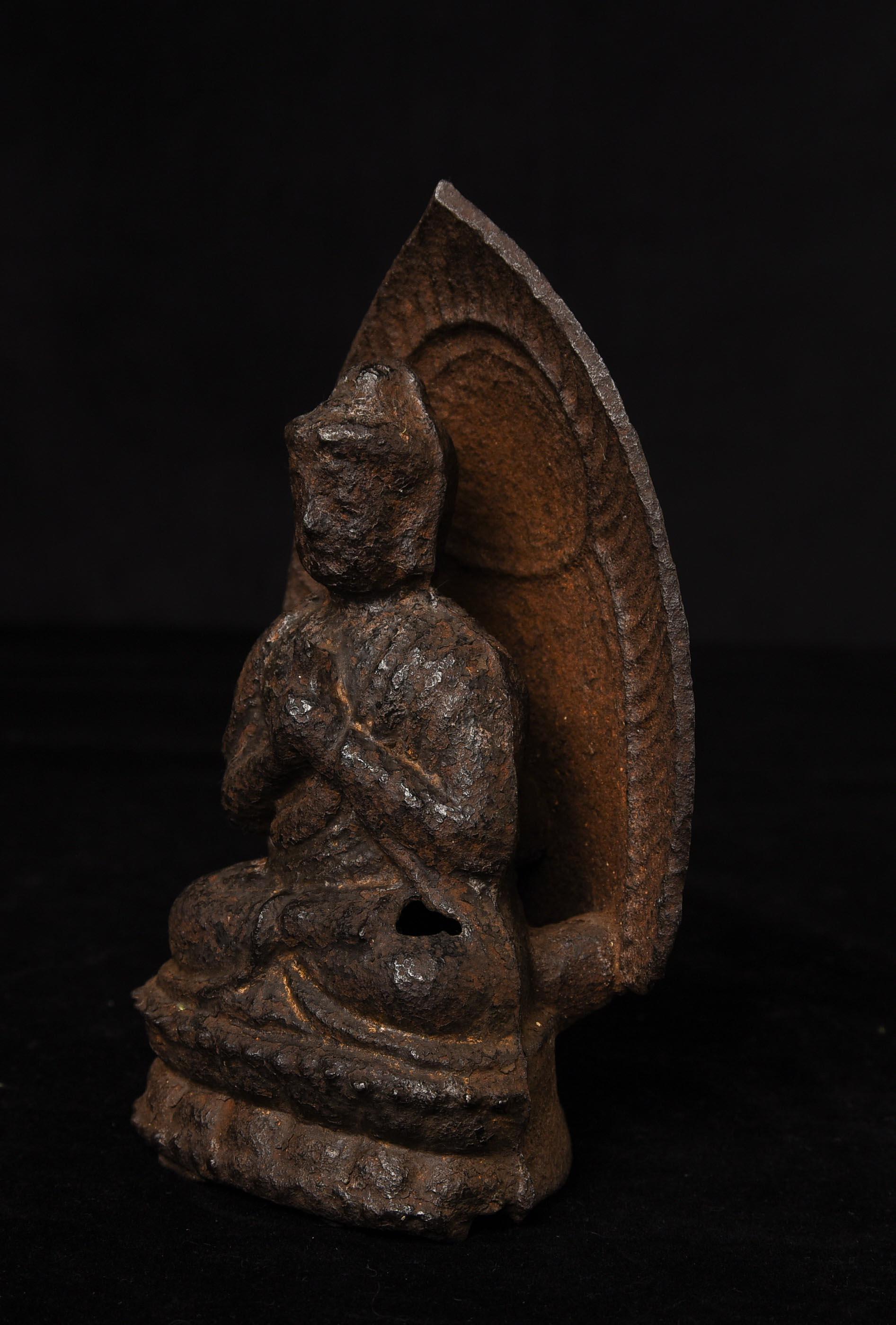 Chinois Très rare  Bouddha en fonte Yuan/début Ming avec mandorle intégrée. en vente
